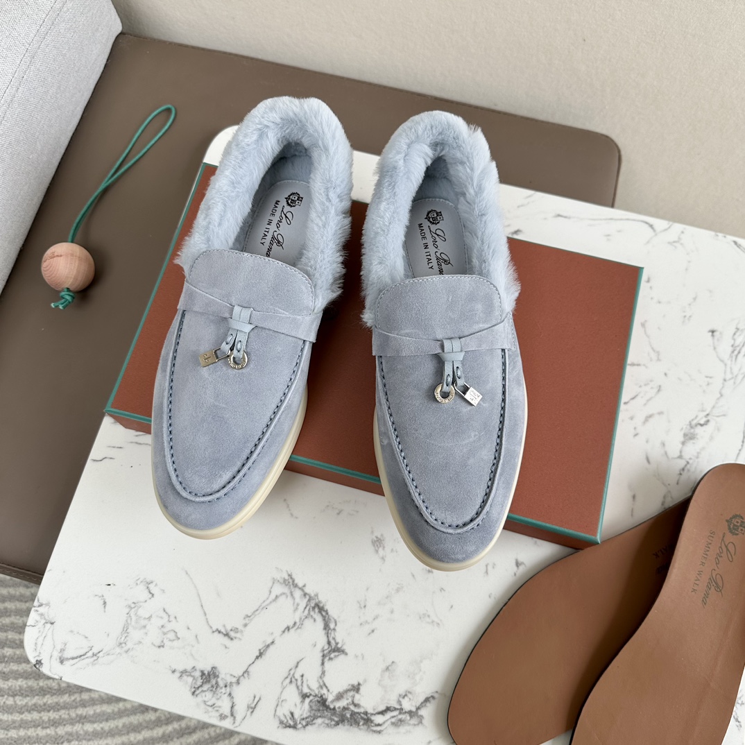 NO:668145,High version Mid-end version purchasing agent level!! Top high-end products on the market!! Top quality (the treatment is the same at counters!! Comes with a cedar wood pendant ball, very fragrant and smells) Craftsmanship! Give you an authentic foot feel! Loro is the first choice for high-end customers to purchase on behalf of  The brand Piana is an Italian treasure brand, the only one that can match Hermès. It has almost no advertising and is low-key and luxurious. These loafers are very high-end and extremely comfortable. They are also the shoes that domestic and foreign Internet celebrity bloggers can't put down. Of course, the comfort comes from the quality. Both the materials and workmanship are impeccable. Women's size, the fabric is imported top-grade fetal cow velvet, very delicate and skin-friendly. The interior is imported nutria fur, paired with a pair of benzene-dyed cowhide for feet.  Wear-resistant rubber outsole Wear-resistant rubber outsole leather is soft, delicate and skin-friendly, no running-in period is required on the foot, the upper is very stylish and full. The tree paste cowhide midsole is soft and breathable. The milk-colored outsole is bend-resistant and translucent rubber mold outsole is also very soft and has a light fragrance. It is easy to put on and take off, and you will not want to take it off when you put it on. Size 35-3940 41 can be customized and non-returnable. Loaf fur shoes, hermes, loro  piana,loafers,cowhide19860909高版本 中端版代购级!!市面顶级高品!!顶级品质(专柜待遇一样!!配送雪松木挂件球一枚,很香很好闻) 匠心制作!带给您正品级脚感!供高端客户代购首选 Loro piana这个牌子是意大利宝藏品牌,唯一能和爱马仕匹配,几乎不打广告,低调奢华,这款乐福鞋非常高级又舒适到爆,也让国内外网红博主爱不释手、欲罢不能的鞋子,当然舒适度来源于品质,无论是用料还是做工都无可挑剔 女码,面料进口顶级胎牛绒,非常细腻亲肤 内里进口海狸鼠皮草,搭配一对垫脚苯染牛皮 耐磨橡胶大底耐磨橡胶大底皮料柔软、细腻、亲肤,上脚无需磨合期,鞋面非常有型且饱满 树膏牛皮真皮中底板,柔软、透气 牛奶色大底耐弯曲半透明橡胶模具大底也是非常柔软,有种淡淡的香味,穿脱方便,穿上就不想脱了. 码数35-3940 41可以定制不退换,乐福鞋毛毛鞋,hermes,loro piana,loafers,cowhide,Women's Shoes