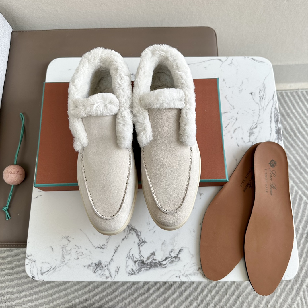 NO:668126,High version 580 mid-end version Purchasing grade!! Top high-end products on the market!! Top quality (the same treatment at counters!! Comes with a cedar pendant ball, very fragrant and smells) Craftsmanship! Give you a genuine foot feel! Loro is the first choice for high-end customers to purchase on behalf of  The brand Piana is an Italian treasure brand, the only one that can match Hermès. It has almost no advertising and is low-key and luxurious. These loafers are very high-end and extremely comfortable. They are also the shoes that domestic and foreign Internet celebrity bloggers can't put down. Of course, the comfort comes from the quality. Both the materials and workmanship are impeccable. Women's size, the fabric is imported top-grade fetal cow velvet, very delicate and skin-friendly. The interior is imported nutria fur, paired with a pair of benzene-dyed cowhide for feet.  Wear-resistant rubber outsole Wear-resistant rubber outsole leather is soft, delicate and skin-friendly, no running-in period is required on the foot, the upper is very stylish and full. The tree paste cowhide leather midsole is soft and breathable. The milk-colored outsole is bend-resistant and translucent rubber mold outsole is also very soft and has a light fragrance. It is easy to put on and take off, and you will not want to take it off when you put it on. Size 35-3940 41 42 can be customized and non-returnable, loafers, hermes, loro  piana,loafers,cowhide19860909高版本580中端版 代购级!!市面顶级高品!!顶级品质(专柜待遇一样!!配送雪松木挂件球一枚,很香很好闻) 匠心制作!带给您正品级脚感!供高端客户代购首选 Loro piana这个牌子是意大利宝藏品牌,唯一能和爱马仕匹配,几乎不打广告,低调奢华,这款乐福鞋非常高级又舒适到爆,也让国内外网红博主爱不释手、欲罢不能的鞋子,当然舒适度来源于品质,无论是用料还是做工都无可挑剔 女码,面料进口顶级胎牛绒,非常细腻亲肤 内里进口海狸鼠皮草,搭配一对垫脚苯染牛皮 耐磨橡胶大底耐磨橡胶大底皮料柔软、细腻、亲肤,上脚无需磨合期,鞋面非常有型且饱满 树膏牛皮真皮中底板,柔软、透气 牛奶色大底耐弯曲半透明橡胶模具大底也是非常柔软,有种淡淡的香味,穿脱方便,穿上就不想脱了. 码数35-3940 41 42可以定制不退换,乐福鞋毛毛鞋,hermes,loro piana,loafers,cowhide,Women's Shoes