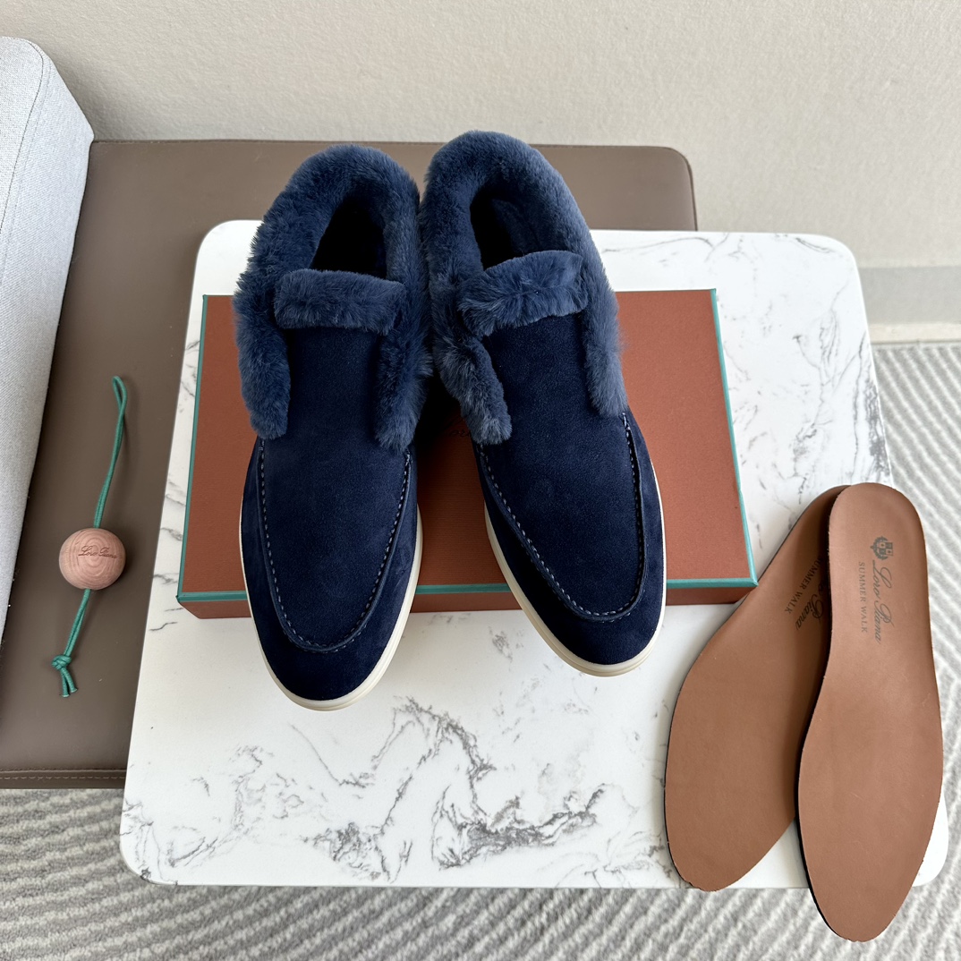 NO:668146,High version Mid-range version Purchasing grade!! Top high-end products on the market!! Top quality (the treatment is the same at counters!! Comes with a cedar wood pendant ball, very fragrant and smells) Craftsmanship! Give you a genuine foot feel! Loro is the first choice for high-end customers to purchase on behalf of customers  The brand Piana is an Italian treasure brand, the only one that can match Hermès. It has almost no advertising and is low-key and luxurious. These loafers are very high-end and extremely comfortable. They are also the shoes that domestic and foreign Internet celebrity bloggers can't put down. Of course, the comfort comes from the quality. Both the materials and workmanship are impeccable. Women's size, the fabric is imported top-grade fetal cow velvet, very delicate and skin-friendly. The interior is imported nutria fur, paired with a pair of benzene-dyed cowhide for feet.  Wear-resistant rubber outsole Wear-resistant rubber outsole leather is soft, delicate and skin-friendly, no running-in period is required on the foot, the upper is very stylish and full. The tree paste cowhide leather midsole is soft and breathable. The milk-colored outsole is bend-resistant and translucent rubber mold outsole is also very soft and has a light fragrance. It is easy to put on and take off, and you will not want to take it off when you put it on. Size 35-3940 41 42 can be customized and non-returnable, loafers, hermes, loro  piana,loafers,cowhide19860909高版本 中端版 代购级!!市面顶级高品!!顶级品质(专柜待遇一样!!配送雪松木挂件球一枚,很香很好闻) 匠心制作!带给您正品级脚感!供高端客户代购首选 Loro piana这个牌子是意大利宝藏品牌,唯一能和爱马仕匹配,几乎不打广告,低调奢华,这款乐福鞋非常高级又舒适到爆,也让国内外网红博主爱不释手、欲罢不能的鞋子,当然舒适度来源于品质,无论是用料还是做工都无可挑剔 女码,面料进口顶级胎牛绒,非常细腻亲肤 内里进口海狸鼠皮草,搭配一对垫脚苯染牛皮 耐磨橡胶大底耐磨橡胶大底皮料柔软、细腻、亲肤,上脚无需磨合期,鞋面非常有型且饱满 树膏牛皮真皮中底板,柔软、透气 牛奶色大底耐弯曲半透明橡胶模具大底也是非常柔软,有种淡淡的香味,穿脱方便,穿上就不想脱了. 码数35-3940 41 42可以定制不退换,乐福鞋毛毛鞋,hermes,loro piana,loafers,cowhide,Women's Shoes