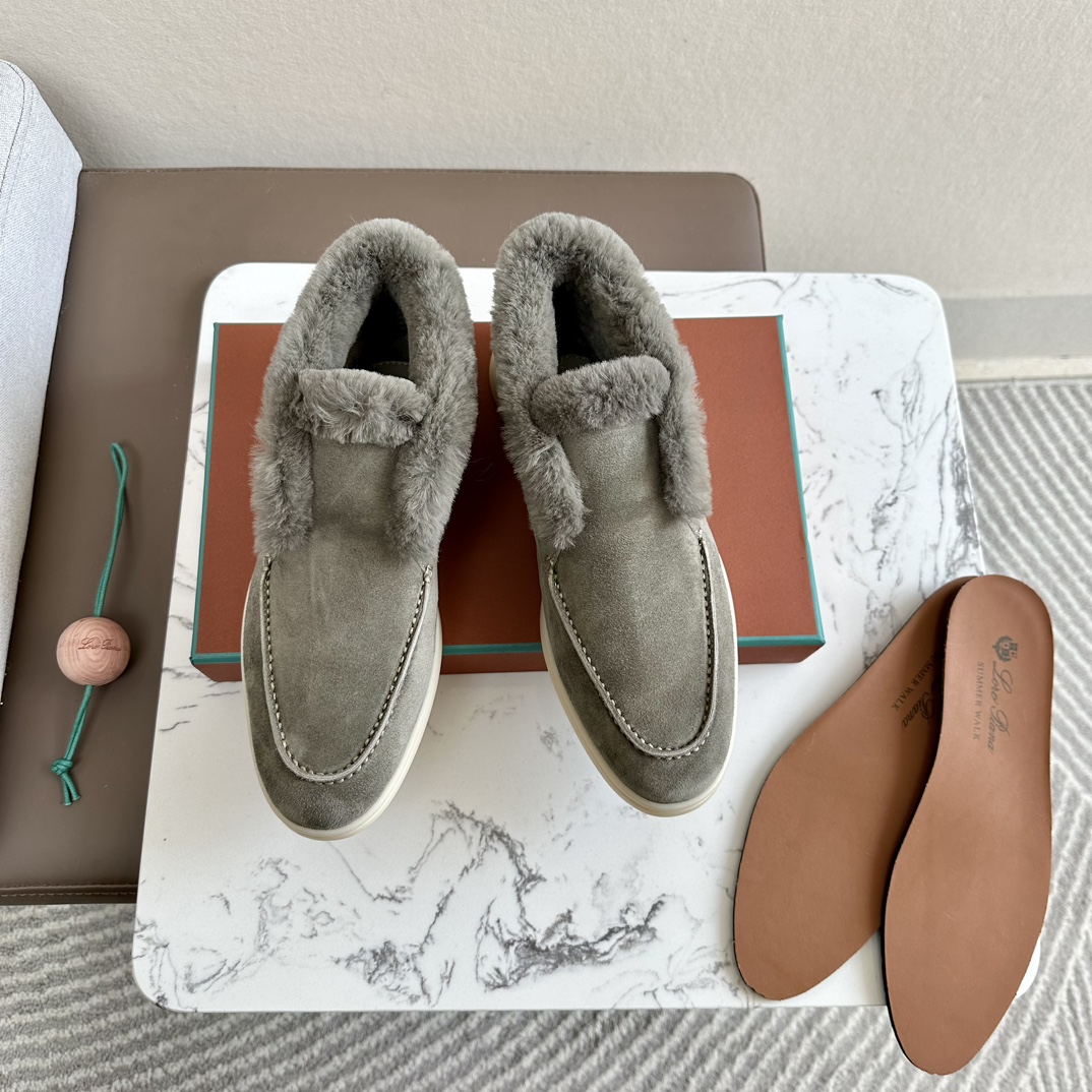 NO:668125,High version Mid-range version Purchasing grade!! Top high-end products on the market!! Top quality (the treatment is the same at counters!! Comes with a cedar wood pendant ball, very fragrant and smells) Craftsmanship! Give you a genuine foot feel! Loro is the first choice for high-end customers to purchase on behalf of customers  The brand Piana is an Italian treasure brand, the only one that can match Hermès. It has almost no advertising and is low-key and luxurious. These loafers are very high-end and extremely comfortable. They are also the shoes that domestic and foreign Internet celebrity bloggers can't put down. Of course, the comfort comes from the quality. Both the materials and workmanship are impeccable. Women's size, the fabric is imported top-grade fetal cow velvet, very delicate and skin-friendly. The interior is imported nutria fur, paired with a pair of benzene-dyed cowhide for feet.  Wear-resistant rubber outsole Wear-resistant rubber outsole leather is soft, delicate and skin-friendly, no running-in period is required on the foot, the upper is very stylish and full. The tree paste cowhide leather midsole is soft and breathable. The milk-colored outsole is bend-resistant and translucent rubber mold outsole is also very soft and has a light fragrance. It is easy to put on and take off, and you will not want to take it off when you put it on. Size 35-3940 41 42 can be customized and non-returnable, loafers, hermes, loro  piana,loafers,cowhide19860909高版本 中端版 代购级!!市面顶级高品!!顶级品质(专柜待遇一样!!配送雪松木挂件球一枚,很香很好闻) 匠心制作!带给您正品级脚感!供高端客户代购首选 Loro piana这个牌子是意大利宝藏品牌,唯一能和爱马仕匹配,几乎不打广告,低调奢华,这款乐福鞋非常高级又舒适到爆,也让国内外网红博主爱不释手、欲罢不能的鞋子,当然舒适度来源于品质,无论是用料还是做工都无可挑剔 女码,面料进口顶级胎牛绒,非常细腻亲肤 内里进口海狸鼠皮草,搭配一对垫脚苯染牛皮 耐磨橡胶大底耐磨橡胶大底皮料柔软、细腻、亲肤,上脚无需磨合期,鞋面非常有型且饱满 树膏牛皮真皮中底板,柔软、透气 牛奶色大底耐弯曲半透明橡胶模具大底也是非常柔软,有种淡淡的香味,穿脱方便,穿上就不想脱了. 码数35-3940 41 42可以定制不退换,乐福鞋毛毛鞋,hermes,loro piana,loafers,cowhide,Women's Shoes