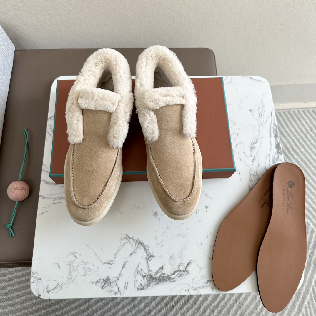 NO:668127,?High version, mid-range version, purchasing agent level!! Top high-end products on the market!! Top quality (the treatment at counters is the same!! Comes with a cedar wood pendant ball, very fragrant and smells) Craftsmanship! Give you a genuine foot feel! Loro is the first choice for high-end customers to purchase on behalf of their feet.  The brand Piana is an Italian treasure brand, the only one that can match Hermès. It has almost no advertising and is low-key and luxurious. These loafers are very high-end and extremely comfortable. They are also the shoes that domestic and foreign Internet celebrity bloggers can't put down. Of course, the comfort comes from the quality. Both the materials and workmanship are impeccable. Women's size, the fabric is imported top-grade fetal cow velvet, very delicate and skin-friendly. The interior is imported nutria fur, paired with a pair of benzene-dyed cowhide for feet.  Wear-resistant rubber outsole Wear-resistant rubber outsole leather is soft, delicate and skin-friendly, no running-in period is required on the foot, the upper is very stylish and full. The tree paste cowhide leather midsole is soft and breathable. The milk-colored outsole is bend-resistant and translucent rubber mold outsole is also very soft and has a light fragrance. It is easy to put on and take off, and you will not want to take it off when you put it on. Size 35-3940 41 42 can be customized and non-returnable, loafers, hermes, loro  piana,loafers,cowhide19860909?高版本 中端版代购级!!市面顶级高品!!顶级品质(专柜待遇一样!!配送雪松木挂件球一枚,很香很好闻) 匠心制作!带给您正品级脚感!供高端客户代购首选 Loro piana这个牌子是意大利宝藏品牌,唯一能和爱马仕匹配,几乎不打广告,低调奢华,这款乐福鞋非常高级又舒适到爆,也让国内外网红博主爱不释手、欲罢不能的鞋子,当然舒适度来源于品质,无论是用料还是做工都无可挑剔 女码,面料进口顶级胎牛绒,非常细腻亲肤 内里进口海狸鼠皮草,搭配一对垫脚苯染牛皮 耐磨橡胶大底耐磨橡胶大底皮料柔软、细腻、亲肤,上脚无需磨合期,鞋面非常有型且饱满 树膏牛皮真皮中底板,柔软、透气 牛奶色大底耐弯曲半透明橡胶模具大底也是非常柔软,有种淡淡的香味,穿脱方便,穿上就不想脱了. 码数35-3940 41 42可以定制不退换,乐福鞋毛毛鞋,hermes,loro piana,loafers,cowhide,Women's Shoes