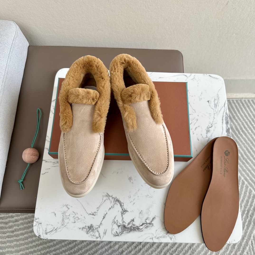 NO:668129,High version Mid-range version Purchasing grade!! Top high-end products on the market!! Top quality (the treatment is the same at counters!! Comes with a cedar wood pendant ball, very fragrant and smells) Craftsmanship! Give you a genuine foot feel! Loro is the first choice for high-end customers to purchase on behalf of customers  The brand Piana is an Italian treasure brand, the only one that can match Hermès. It has almost no advertising and is low-key and luxurious. These loafers are very high-end and extremely comfortable. They are also the shoes that domestic and foreign Internet celebrity bloggers can't put down. Of course, the comfort comes from the quality. Both the materials and workmanship are impeccable. Women's size, the fabric is imported top-grade fetal cow velvet, very delicate and skin-friendly. The interior is imported nutria fur, paired with a pair of benzene-dyed cowhide for feet.  Wear-resistant rubber outsole Wear-resistant rubber outsole leather is soft, delicate and skin-friendly, no running-in period is required on the foot, the upper is very stylish and full. The tree paste cowhide leather midsole is soft and breathable. The milk-colored outsole is bend-resistant and translucent rubber mold outsole is also very soft and has a light fragrance. It is easy to put on and take off, and you will not want to take it off when you put it on. Size 35-3940 41 42 can be customized and non-returnable, loafers, hermes, loro  piana,loafers,cowhide19860909高版本 中端版 代购级!!市面顶级高品!!顶级品质(专柜待遇一样!!配送雪松木挂件球一枚,很香很好闻) 匠心制作!带给您正品级脚感!供高端客户代购首选 Loro piana这个牌子是意大利宝藏品牌,唯一能和爱马仕匹配,几乎不打广告,低调奢华,这款乐福鞋非常高级又舒适到爆,也让国内外网红博主爱不释手、欲罢不能的鞋子,当然舒适度来源于品质,无论是用料还是做工都无可挑剔 女码,面料进口顶级胎牛绒,非常细腻亲肤 内里进口海狸鼠皮草,搭配一对垫脚苯染牛皮 耐磨橡胶大底耐磨橡胶大底皮料柔软、细腻、亲肤,上脚无需磨合期,鞋面非常有型且饱满 树膏牛皮真皮中底板,柔软、透气 牛奶色大底耐弯曲半透明橡胶模具大底也是非常柔软,有种淡淡的香味,穿脱方便,穿上就不想脱了. 码数35-3940 41 42可以定制不退换,乐福鞋毛毛鞋,hermes,loro piana,loafers,cowhide,Women's Shoes