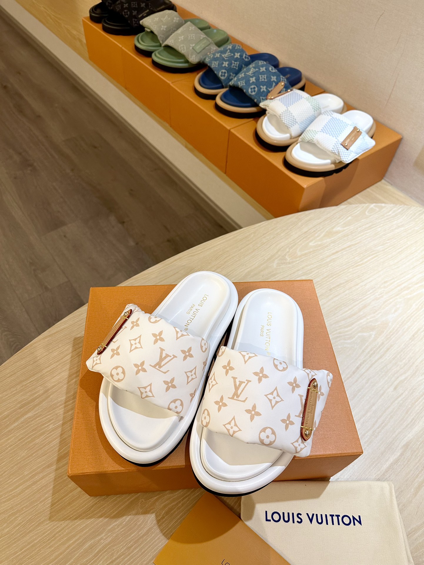 NO:780825,220 Men's Top Hot Style #Couple Code Louis Vuitton Bread Slippers Another hot style, the latest emphasis on real down filling, LV's super hot style presbyopia slippers with bread feel on the feet, soft and super comfortable, popular Xiaohongshu, high-end lazy style... There is no soul in the summer without a pair of ugly slippers. Let's plant grass today. 23 spring rainbow colors are perfect for this summer, showing a sense of luxury.  The embossed silk design has a plump and fluffy effect that is particularly pleasing to the eye. I am inexplicably in love with the whitening effect. The soles are increased by 3 centimeters, and the NICE Velcro design is wide and can make the feet look thin and beautiful. My favorite in summer!  !  This design is so fashionable and can be paired with cool styles!  !  Size#35-44 Please note that the logo on the synchronized feet at the counter will fall off when exposed to heat. If you mind, buy with caution. Slippers, louis vuitton, louis vuitton, slippers, down jacket19860909220男款顶级爆款#情侣码  路易威登面包拖 又一爆款 最新 强调 真羽绒填充 LV一出即巅峰的超爆款的老花拖鞋面包的脚感 软绵绵的超舒服 火爆小红书 高级慵懒风.... 夏天没有一双丑拖鞋是没有灵魂的 今天就来种草了 23开春彩虹色太适合这个夏季了显高级 感 浮雕丝绸设计饱满蓬蓬的效果特别有好感 显白莫名其妙的爱上了.鞋底立增3公分, NICE 魔术贴的设计宽宽的可以显的脚好瘦好好看 夏天最爱！！ 这个设计太时尚了 酷酷的风格也可以搭配！！ Size#35-44 注意专柜同步垫脚logo遇热会掉,介意者慎买,拖鞋,louis vuitton,louis vuitton,slippers,down jacket,Women's Shoes