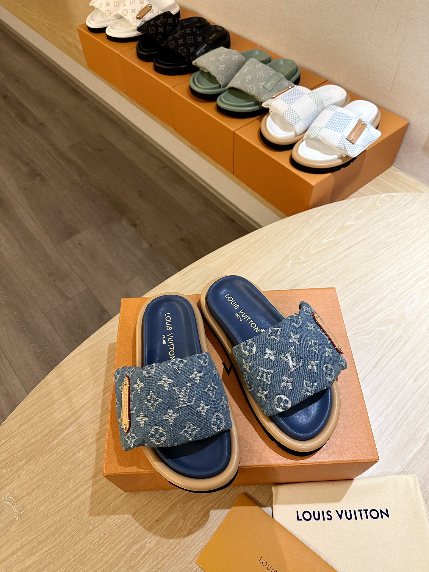 NO:780886,First batch of men's top hot style #couple code Louis Vuitton bread slippers, another hot style, the latest emphasis on real down filling, LV's super popular old flower slipper bread that has been at its peak since it came out, feels soft and super comfortable, popular little red book, high-end lazy style... In summer, there is no soul without a pair of ugly slippers. Today I will plant grass. The rainbow color of 23rd spring is perfect for this summer, showing a sense of luxury.  The embossed silk design has a plump and fluffy effect that is particularly pleasing to the eye. I am inexplicably in love with the whitening effect. The soles are increased by 3 centimeters, and the NICE Velcro design is wide and can make the feet look thin and beautiful. My favorite in summer!  !  This design is so fashionable and can be paired with cool styles!  !  Size#35-44,slippers,louis vuitton,louis vuitton,slippers,down jacket19860909批男 顶级爆款#情侣码  路易威登面包拖 又一爆款 最新 强调 真羽绒填充 LV一出即巅峰的超爆款的老花拖鞋面包的脚感 软绵绵的超舒服 火爆小红书 高级慵懒风.... 夏天没有一双丑拖鞋是没有灵魂的 今天就来种草了 23开春彩虹色太适合这个夏季了显高级 感 浮雕丝绸设计饱满蓬蓬的效果特别有好感 显白莫名其妙的爱上了.鞋底立增3公分, NICE 魔术贴的设计宽宽的可以显的脚好瘦好好看 夏天最爱！！ 这个设计太时尚了 酷酷的风格也可以搭配！！ Size#35-44,拖鞋,louis vuitton,louis vuitton,slippers,down jacket,Women's Shoes