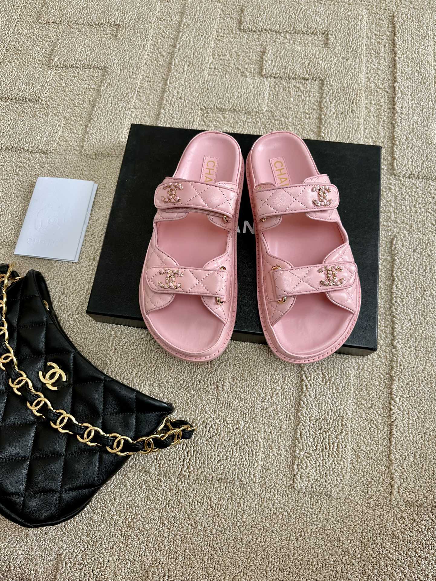 NO:255061,Category Chane* Xiaoxiang's new Velcro beach slippers is a magical tool for matching. Almost everyone has a pair of them. They will be new every year and are full of retro vintage style. They are out of stock as soon as they are launched and are favored by many celebrities. The original development strives to be the most perfect, the original custom buckles, the details are the same as the original. Private mold double C metal chain buckle, imported cowhide, footbed lambskin, Italy imported 3-layer genuine leather soles Size 35-39 (40.41 custom made without return or exchange), slippers, chanel, slippers, cowhide, sheepskin, Leather soles19860909批 Chane* 小香新品魔术贴沙滩拖鞋这一系列真是搭配神器,几乎人手一双,每年都会出新色,满满复古vintage风.一上市就断货,受到众多红人青睐 原版开发力求做到最完美,原版定制扣饰,细节与原版一致 私模双C金属链条扣,进口牛皮,垫脚小羊皮,意大利进口3层真皮大底 Size 35-39（40.41定做不退换）,拖鞋,chanel,slippers,cowhide,sheepskin,Leather soles,Women's Shoes