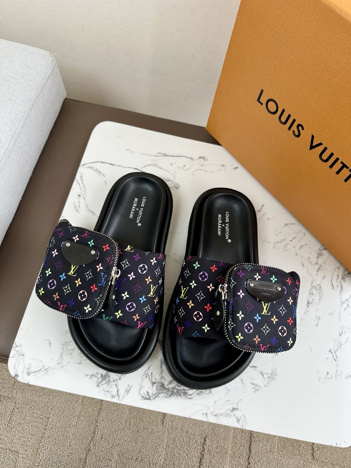 NO:234434,Top version of men 10 Ivxtm Murakami Takashi jointly made black and white tri-color Velcro wallet bread Flat sandals Original purchase and development Made this model Pool Pillow Comfort sandals are from the cross-border collaboration series of Louis Vuitton and Japanese artist Takashi Murakami, showing the iconic colorful colors of the artist's pen with bright Monogram patterns. The wide-lined Velcro shoelaces with zipper bags release the eye-catching personality, tough insoles and lightweight outsoles to create a comfortable experience. Delivery exquisite packaging Fabric original customized technology fabric fabric Sole original open mold rubber foam sole 4cm thick sole women's model 35-3940 41 can be customized, slippers, louis vuitton, slippers, wallets19860909顶级版本男10 Ivxtm村上隆 联名款 黑白三彩 魔术贴 钱包 面包 平底凉拖鞋 原版购入开发 做货 本款 Pool Pillow Comfort 凉拖出自路易威登与日本艺术家村上隆的跨界合作系列,以明丽 Monogram 图案彰显艺术家笔下标志性的缤纷色彩.配有拉链袋的宽幅加衬魔术贴鞋带释放瞩目个性,韧性鞋垫和轻盈凸纹外底成就舒适体验. 配送精美包装 面料原版定制科技织物面料 鞋底原版开模橡胶发泡大底 底厚4cm size女款35-3940 41可以定制,拖鞋,louis vuitton,slippers,wallets,Women's Shoes
