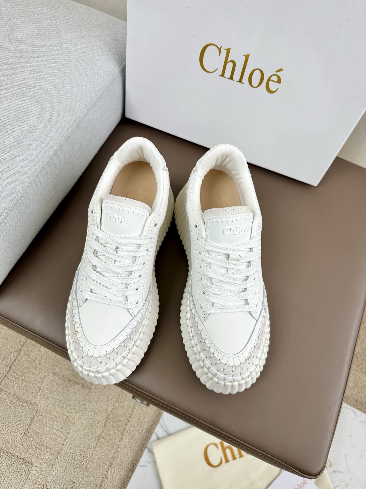 NO:423187,Exclusive quality, Chloe hand-stitched casual shoes | The perfect encounter between comfort and fashion!  Exclusive upgraded version, using the original private model high-density foam sole, ultra-light, generous and high-end, allowing you to easily have long legs!  Artificial Goodyear threading, each stitch is carefully sewn to ensure that the shoe body is stable and durable, accompanying you through a long time. The selected high-quality materials are consistent with the original Chloe craftsmanship, with delicate texture and durability. The simple and elegant design is easy to match with various styles. Whether it is commuting to work or leisure travel, you can become the focus of the crowd. How can you miss a pair of comfortable and fashionable shoes when walking in the world?  Chloe hand-stitched casual shoes, you deserve it!  Size 35-39 Standard code 40 can be customized Fabric cowhide ten tendon splicing design, casual shoes/sports shoes, chloe, loewe, sneakers, cowhide19860909品质独家,Chloe 手工缝线休闲鞋 | 舒适与时尚的完美邂逅！ 独家升级版,采用原版私模高密度发泡鞋底,超轻便,大方增高,让你轻松拥有大长腿！人工固特异手法穿线,每一针每一线都经过精心缝制,确保鞋身稳固耐穿,陪你走过漫长岁月. 精选优质材质,与 Chloe 原版工艺一致,质感细腻,经久耐看.简约大方的设计,轻松搭配各种风格,无论是通勤上班还是休闲出游,都能让你成为人群中的焦点. 行走江湖,怎能少了一双舒适又时尚的鞋？Chloe 手工缝线休闲鞋,你值得拥有！ 码数35-39 标准码 40可以定制 面料牛皮十牛筋拼接设计,休闲鞋/运动鞋,chloe,loewe,sneakers,cowhide,Women's Shoes