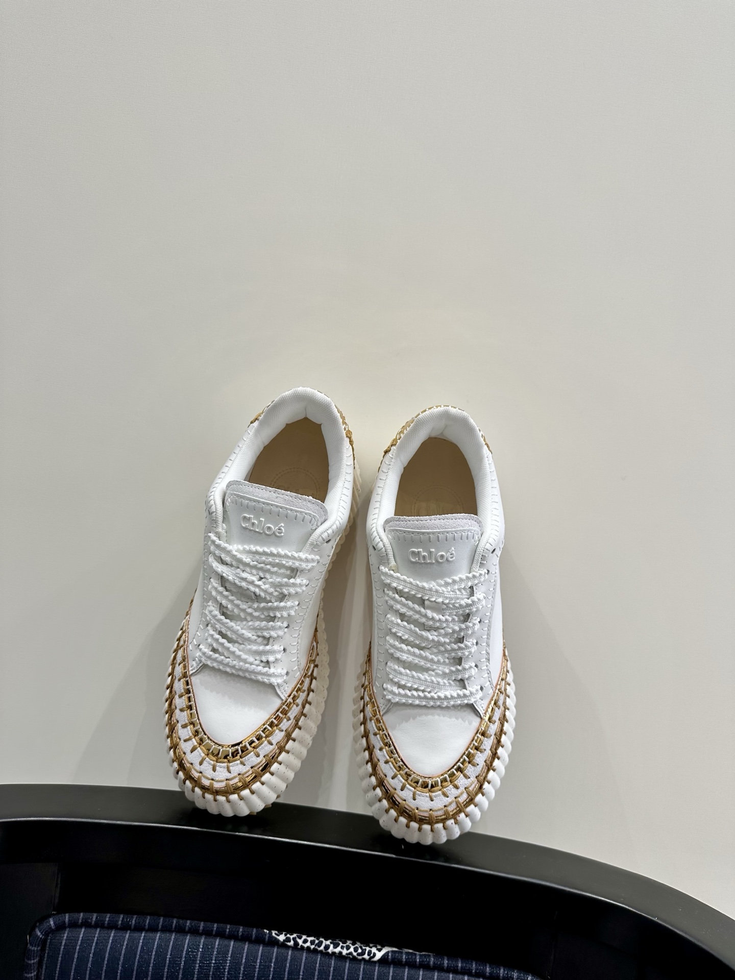 NO:423263,Exclusive quality, Chloe hand-stitched casual shoes | The perfect encounter between comfort and fashion!  Exclusive upgraded version, using the original private model high-density foam sole, ultra-light, generous and high-end, allowing you to easily have long legs!  Artificial Goodyear threading, each stitch is carefully sewn to ensure that the shoe body is stable and durable, accompanying you through a long time. The selected high-quality materials are consistent with the original Chloe craftsmanship, with delicate texture and durability. The simple and elegant design is easy to match with various styles. Whether it is commuting to work or leisure travel, you can become the focus of the crowd. How can you miss a pair of comfortable and fashionable shoes when walking in the world?  Chloe hand-stitched casual shoes, you deserve it!  Size 35-39 Standard size 40 can be customized Heel height 6.8 cm Fabric Cowhide Ten Beef tendon splicing design, casual shoes/sports shoes, chloe, loewe, sneakers, cowhide19860909品质独家,Chloe 手工缝线休闲鞋 | 舒适与时尚的完美邂逅！ 独家升级版,采用原版私模高密度发泡鞋底,超轻便,大方增高,让你轻松拥有大长腿！人工固特异手法穿线,每一针每一线都经过精心缝制,确保鞋身稳固耐穿,陪你走过漫长岁月. 精选优质材质,与 Chloe 原版工艺一致,质感细腻,经久耐看.简约大方的设计,轻松搭配各种风格,无论是通勤上班还是休闲出游,都能让你成为人群中的焦点. 行走江湖,怎能少了一双舒适又时尚的鞋？Chloe 手工缝线休闲鞋,你值得拥有！ 码数35-39 标准码 40可以定制 跟高6.8厘米 面料牛皮十牛筋拼接设计,休闲鞋/运动鞋,chloe,loewe,sneakers,cowhide,Women's Shoes