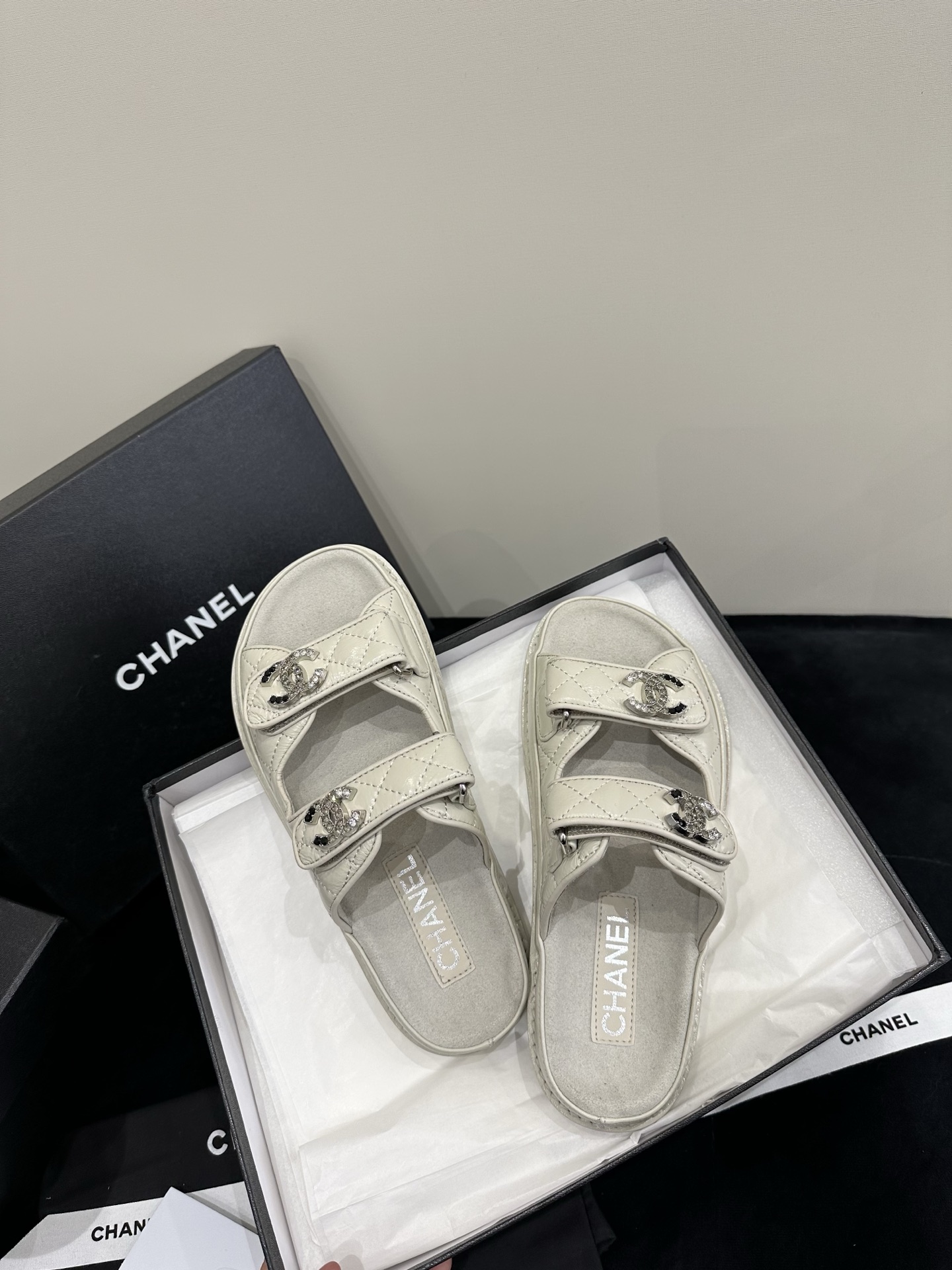 NO:255063,High-version Chane* Xiaoxiang's new Velcro beach slippers is a magical tool for matching. Almost everyone has a pair of them, and they will be new every year, full of retro vintage style. They are out of stock as soon as they are launched and are favored by many celebrities. The original development strives to be the most perfect, the original custom buckles, the details are consistent with the original version. Private mold double C metal chain buckles, imported cowhide, footbed lambskin, Italy imported 3-layer genuine leather soles Size 35-39 (40.41 custom made without return or exchange), slippers, chanel, slippers, cowhide, sheepskin, Leather soles19860909高版本 Chane* 小香新品魔术贴沙滩拖鞋这一系列真是搭配神器,几乎人手一双,每年都会出新色,满满复古vintage风.一上市就断货,受到众多红人青睐 原版开发力求做到最完美,原版定制扣饰,细节与原版一致 私模双C金属链条扣,进口牛皮,垫脚小羊皮,意大利进口3层真皮大底 Size 35-39（40.41定做不退换）,拖鞋,chanel,slippers,cowhide,sheepskin,Leather soles,Women's Shoes