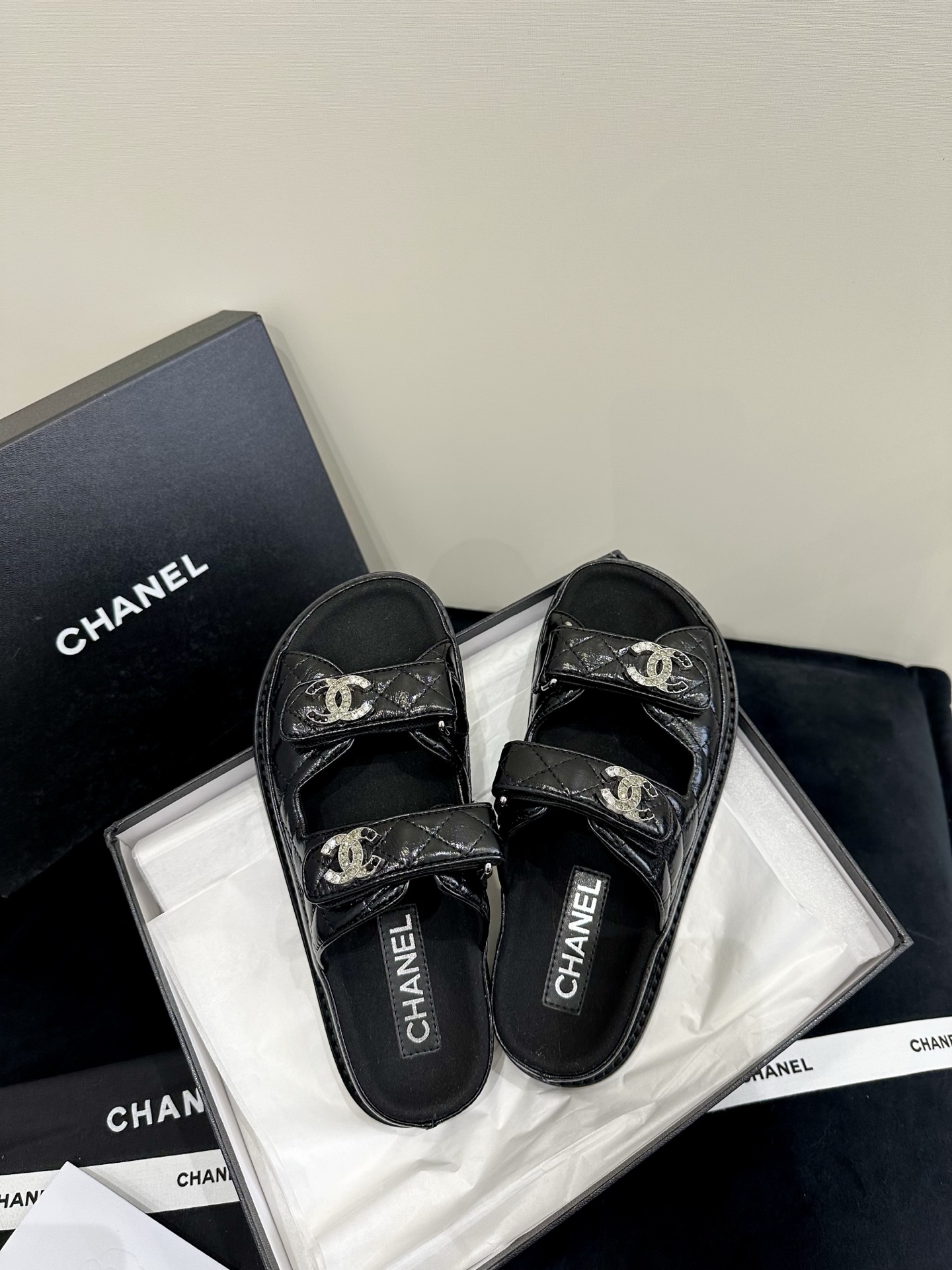 NO:255067,High-version Chane* Xiaoxiang's new Velcro beach slippers is a magical tool for matching. Almost everyone has a pair of them, and they will be new every year, full of retro vintage style. They are out of stock as soon as they are launched and are favored by many celebrities. The original development strives to be the most perfect, the original custom buckles, the details are the same as the original. Private mold double C metal chain buckle, imported cowhide, footbed lambskin, Italy imported 3-layer genuine leather soles Size 35-39 (40.41 custom made without return or exchange), slippers, chanel, slippers, cowhide, sheepskin, Leather soles19860909高版本 Chane* 小香新品魔术贴沙滩拖鞋这一系列真是搭配神器,几乎人手一双,每年都会出新色,满满复古vintage风.一上市就断货,受到众多红人青睐 原版开发力求做到最完美,原版定制扣饰,细节与原版一致 私模双C金属链条扣,进口牛皮,垫脚小羊皮,意大利进口3层真皮大底 Size 35-39（40.41定做不退换）,拖鞋,chanel,slippers,cowhide,sheepskin,Leather soles,Women's Shoes