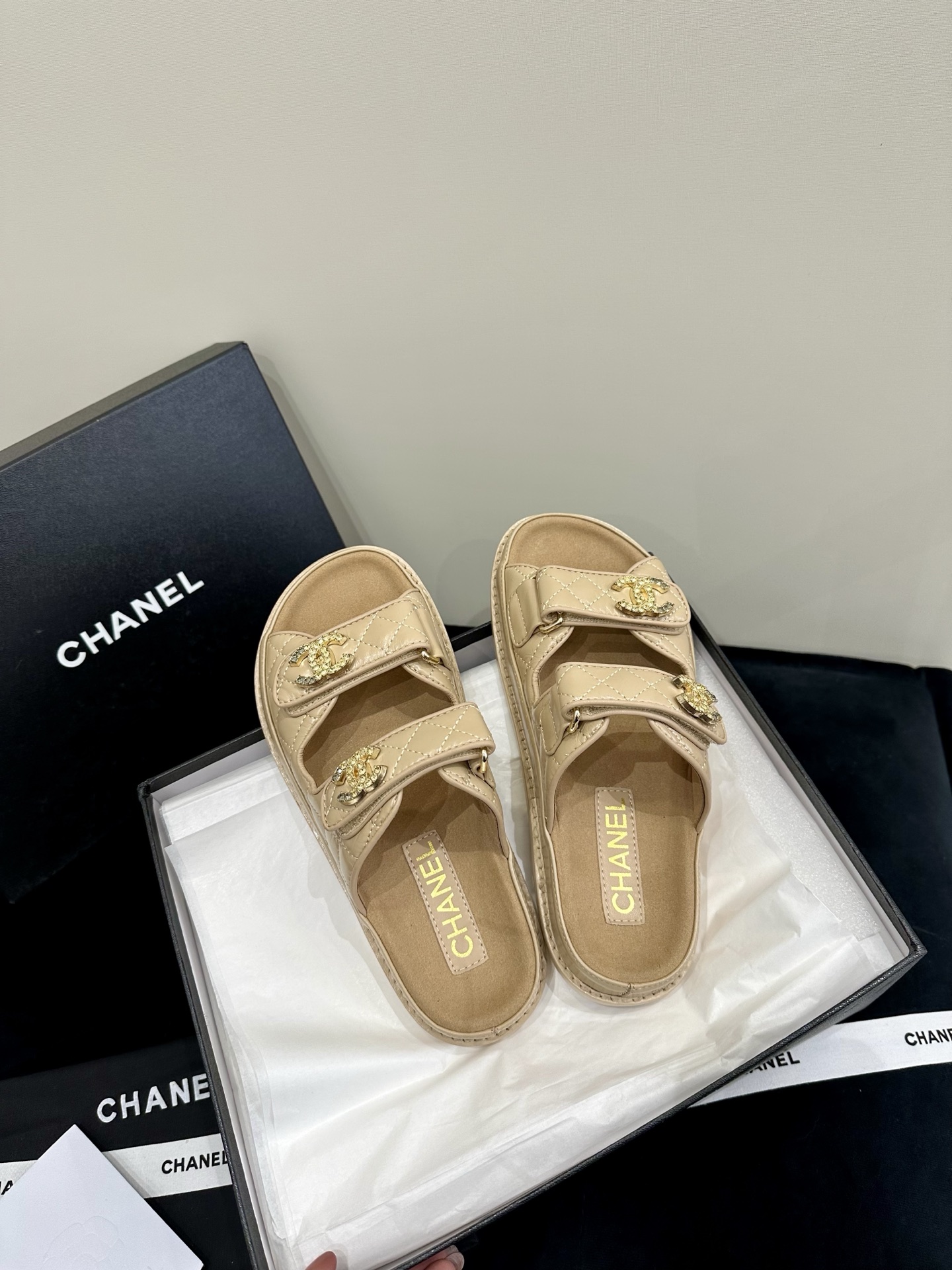 NO:255074,High-version Chane* Xiaoxiang's new Velcro beach slippers is a magical tool for matching. Almost everyone has a pair of them, and they will be new every year, full of retro vintage style. They are out of stock as soon as they are launched and are favored by many celebrities. The original development strives to be the most perfect, the original custom buckles, the details are the same as the original. Private mold double C metal chain buckle, imported cowhide, footbed lambskin, Italy imported 3-layer genuine leather soles Size 35-39 (40.41 custom made without return or exchange), slippers, chanel, slippers, cowhide, sheepskin, Leather soles19860909高版本 Chane* 小香新品魔术贴沙滩拖鞋这一系列真是搭配神器,几乎人手一双,每年都会出新色,满满复古vintage风.一上市就断货,受到众多红人青睐 原版开发力求做到最完美,原版定制扣饰,细节与原版一致 私模双C金属链条扣,进口牛皮,垫脚小羊皮,意大利进口3层真皮大底 Size 35-39（40.41定做不退换）,拖鞋,chanel,slippers,cowhide,sheepskin,Leather soles,Women's Shoes