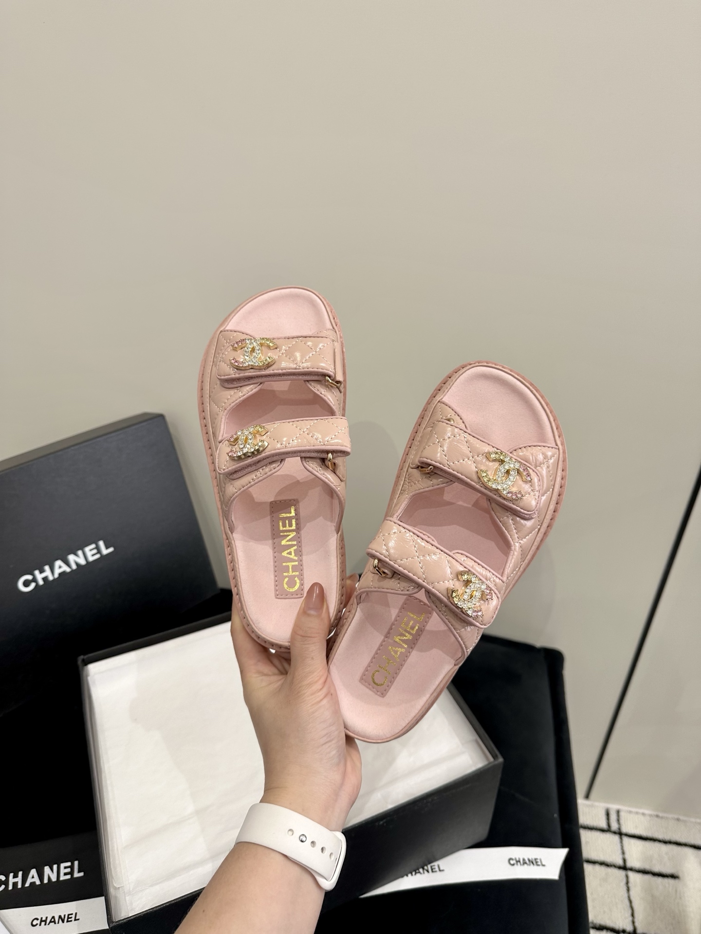 NO:255079,High-version Chane* Xiaoxiang's new Velcro beach slippers is a magical tool for matching. Almost everyone has a pair of them, and they will be new every year, full of retro vintage style. They are out of stock as soon as they are launched and are favored by many celebrities. The original development strives to be the most perfect, the original custom buckles, the details are the same as the original. Private mold double C metal chain buckle, imported cowhide, footbed lambskin, Italy imported 3-layer genuine leather soles Size 35-39 (40.41 custom made without return or exchange), slippers, chanel, slippers, cowhide, sheepskin, Leather soles19860909高版本 Chane* 小香新品魔术贴沙滩拖鞋这一系列真是搭配神器,几乎人手一双,每年都会出新色,满满复古vintage风.一上市就断货,受到众多红人青睐 原版开发力求做到最完美,原版定制扣饰,细节与原版一致 私模双C金属链条扣,进口牛皮,垫脚小羊皮,意大利进口3层真皮大底 Size 35-39（40.41定做不退换）,拖鞋,chanel,slippers,cowhide,sheepskin,Leather soles,Women's Shoes