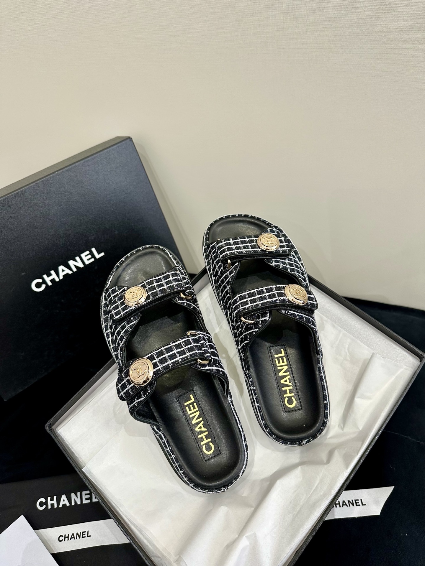 NO:255091,High-version Chane* Xiaoxiang's new Velcro beach slippers is a magical tool for matching. Almost everyone has a pair of them, and they will be new every year, full of retro vintage style. They are out of stock as soon as they are launched and are favored by many celebrities. The original development strives to be the most perfect, the original custom buckles, the details are consistent with the original version. Private mold double C metal chain buckles, imported cowhide, footbed lambskin, Italy imported 3-layer genuine leather soles Size 35-39 (40.41 custom made without return or exchange), slippers, chanel, slippers, cowhide, sheepskin, Leather soles19860909高版本 Chane* 小香新品魔术贴沙滩拖鞋这一系列真是搭配神器,几乎人手一双,每年都会出新色,满满复古vintage风.一上市就断货,受到众多红人青睐 原版开发力求做到最完美,原版定制扣饰,细节与原版一致 私模双C金属链条扣,进口牛皮,垫脚小羊皮,意大利进口3层真皮大底 Size 35-39（40.41定做不退换）,拖鞋,chanel,slippers,cowhide,sheepskin,Leather soles,Women's Shoes