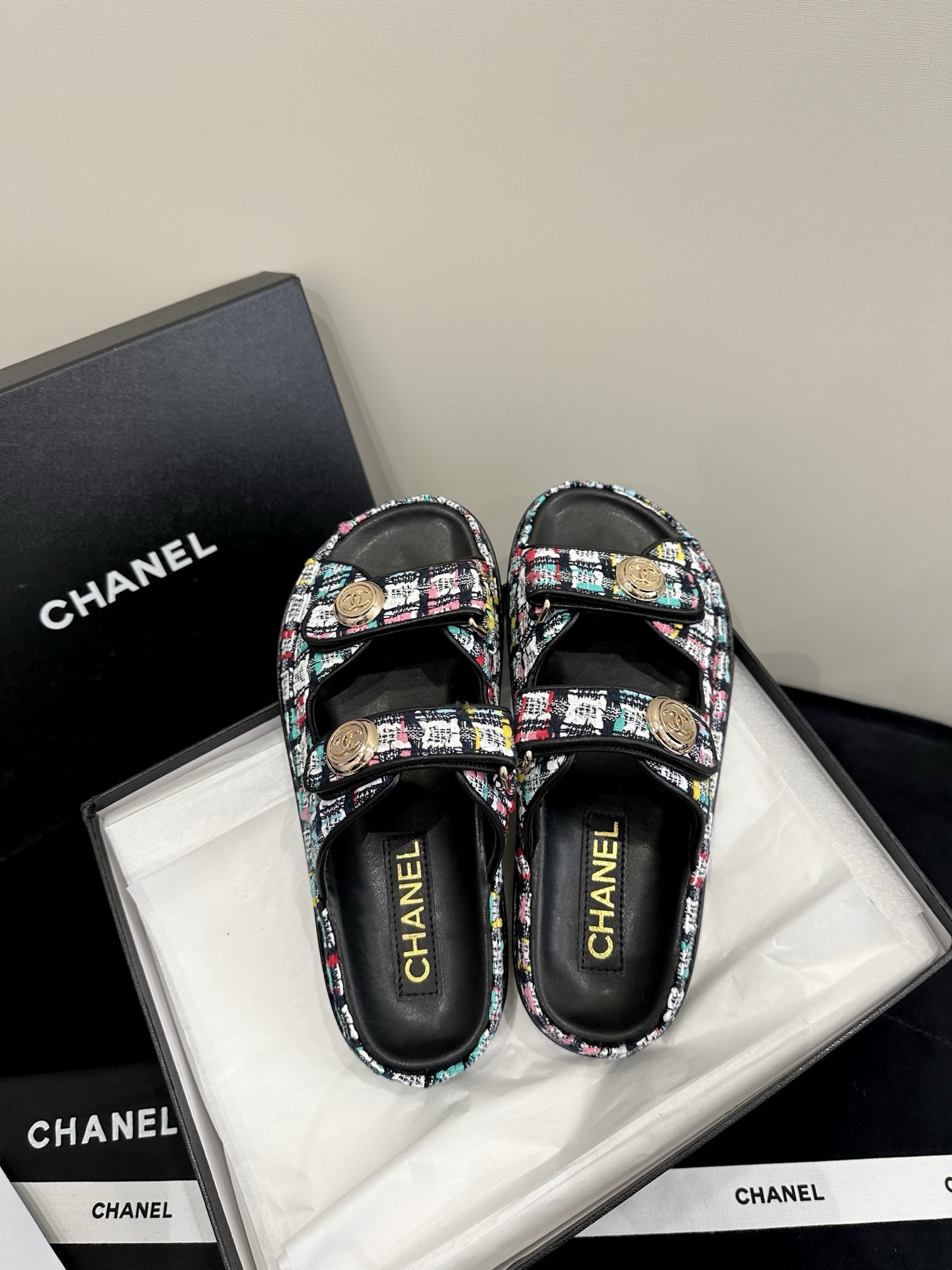 NO:255097,High-version Chane* Xiaoxiang's new Velcro beach slippers is a magical tool for matching. Almost everyone has a pair of them, and they will be new every year, full of retro vintage style. They are out of stock as soon as they are launched and are favored by many celebrities. The original development strives to be the most perfect, the original custom buckles, the details are consistent with the original version. Private mold double C metal chain buckles, imported cowhide, footbed lambskin, Italy imported 3-layer genuine leather soles Size 35-39 (40.41 custom made without return or exchange), slippers, chanel, slippers, cowhide, sheepskin, Leather soles19860909高版本 Chane* 小香新品魔术贴沙滩拖鞋这一系列真是搭配神器,几乎人手一双,每年都会出新色,满满复古vintage风.一上市就断货,受到众多红人青睐 原版开发力求做到最完美,原版定制扣饰,细节与原版一致 私模双C金属链条扣,进口牛皮,垫脚小羊皮,意大利进口3层真皮大底 Size 35-39（40.41定做不退换）,拖鞋,chanel,slippers,cowhide,sheepskin,Leather soles,Women's Shoes