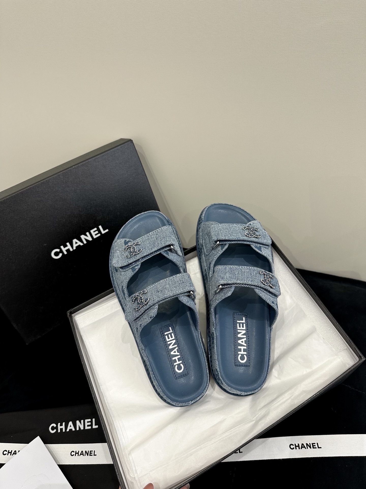 NO:255104,High-version Chane* Xiaoxiang's new Velcro beach slippers is a magical tool for matching. Almost everyone has a pair of them, and they will be new every year, full of retro vintage style. They are out of stock as soon as they are launched and are favored by many celebrities. The original development strives to be the most perfect, the original custom buckles, the details are consistent with the original version. Private mold double C metal chain buckles, imported cowhide, footbed lambskin, Italy imported 3-layer genuine leather soles Size 35-39 (40.41 custom made without return or exchange), slippers, chanel, slippers, cowhide, sheepskin, Leather soles19860909高版本 Chane* 小香新品魔术贴沙滩拖鞋这一系列真是搭配神器,几乎人手一双,每年都会出新色,满满复古vintage风.一上市就断货,受到众多红人青睐 原版开发力求做到最完美,原版定制扣饰,细节与原版一致 私模双C金属链条扣,进口牛皮,垫脚小羊皮,意大利进口3层真皮大底 Size 35-39（40.41定做不退换）,拖鞋,chanel,slippers,cowhide,sheepskin,Leather soles,Women's Shoes