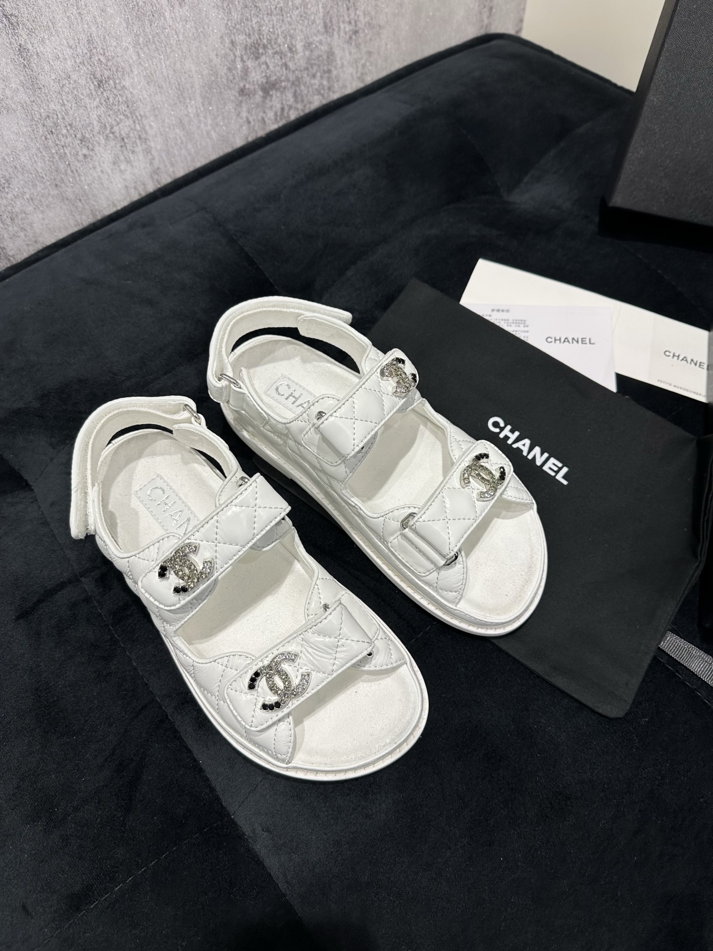 NO:255037,New Chanel beach shoes!  It's so beautiful!  Velcro sandals that must be purchased this year are the easiest and most expensive versatile and versatile artifact!  Super attractive!  The upper is imported cowhide, the texture is really good, and the leather is delicate, and the foot is comfortable to bind. The mold is exquisite and fragrant with the logo hardware buckle!  Classic is not easy to get out of style!  Imported lambskin inside, thickened Italian leather sole!  size:35-39 40 customizable, sandals, chanel, sandals, cowhide, sheepskin, Leather soles19860909高版本 Chanel新款沙滩鞋！美爆了！ 今年必须入手的魔术贴凉鞋,这款是最简单而且最贵的万能百搭神器！超级耐看哟！ 鞋面进口牛皮,质感真的很好,而且皮质细腻,上脚有舒适的裹脚感. 开模精致小香的logo五金扣！经典又不容易过时！ 内里进口小羊皮,加厚意大利真皮大底！ size:35-39 40可定制,凉鞋,chanel,sandals,cowhide,sheepskin,Leather soles,Women's Shoes