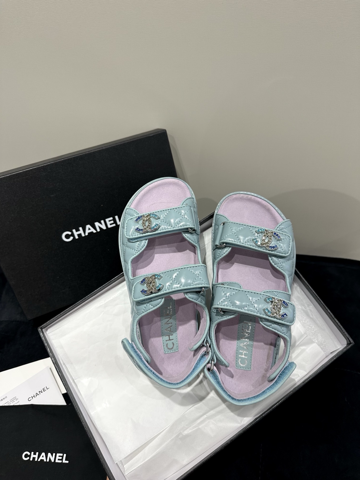 NO:255055,New Chanel beach shoes!  It's so beautiful!  Velcro sandals that must be purchased this year are the easiest and most expensive versatile and versatile artifact!  Super attractive!  The upper is imported cowhide, the texture is really good, and the leather is delicate, and the foot is comfortable to bind. The mold is exquisite and fragrant with the logo hardware buckle!  Classic is not easy to get out of style!  Imported lambskin inside, thickened Italian leather sole!  size:35-39 40 customizable, sandals, chanel, sandals, cowhide, sheepskin, Leather soles19860909高版本 Chanel新款沙滩鞋！美爆了！ 今年必须入手的魔术贴凉鞋,这款是最简单而且最贵的万能百搭神器！超级耐看哟！ 鞋面进口牛皮,质感真的很好,而且皮质细腻,上脚有舒适的裹脚感. 开模精致小香的logo五金扣！经典又不容易过时！ 内里进口小羊皮,加厚意大利真皮大底！ size:35-39 40可定制,凉鞋,chanel,sandals,cowhide,sheepskin,Leather soles,Women's Shoes