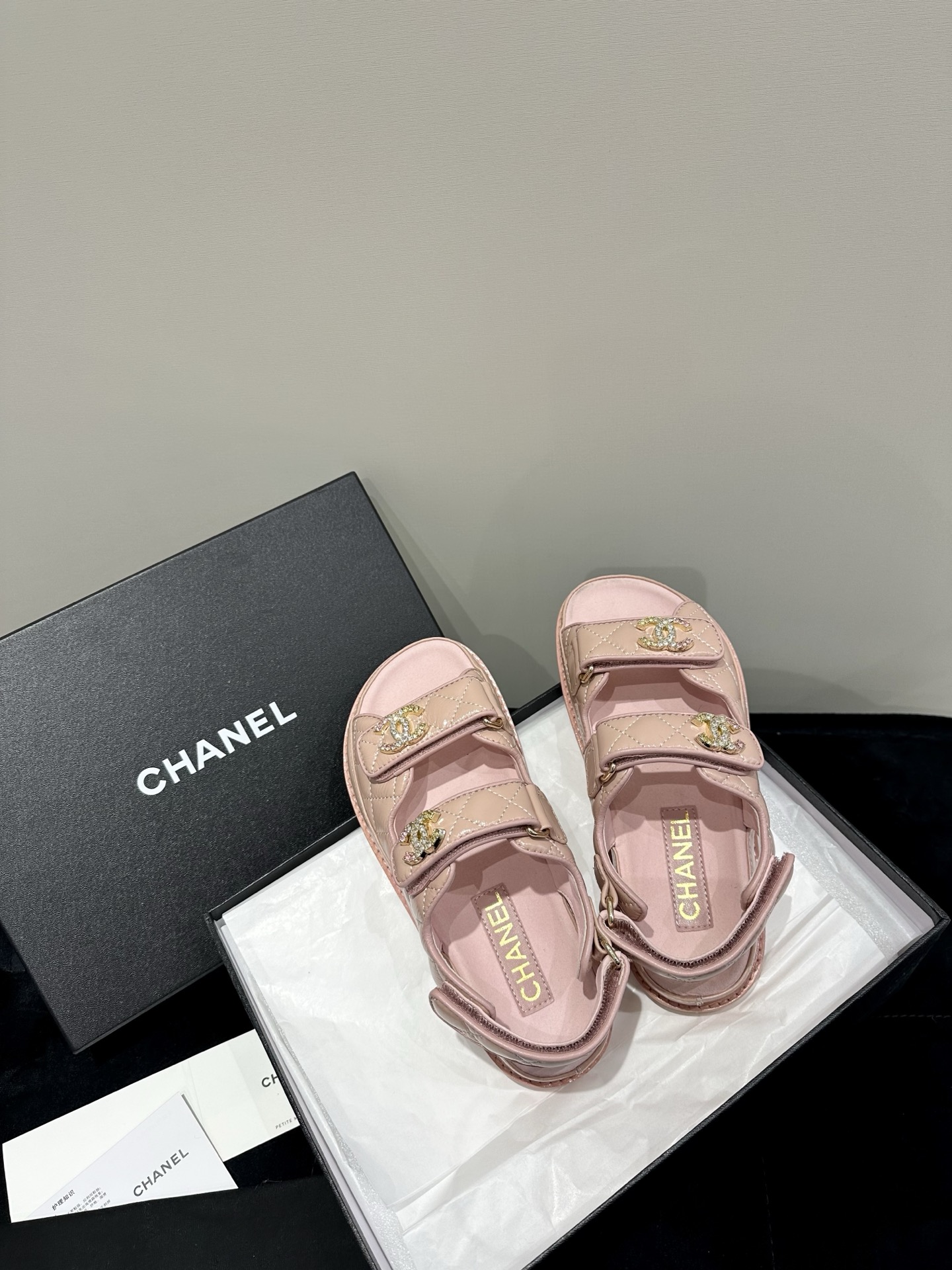 NO:255058,New Chanel beach shoes!  It's so beautiful!  Velcro sandals that must be purchased this year are the easiest and most expensive versatile and versatile artifact!  Super attractive!  The upper is imported cowhide, the texture is really good, and the leather is delicate, and the foot is comfortable to bind. The mold is exquisite and fragrant with the logo hardware buckle!  Classic is not easy to get out of style!  Imported lambskin inside, thickened Italian leather sole!  size:35-39 40 customizable, sandals, chanel, sandals, cowhide, sheepskin, Leather soles19860909高版本 Chanel新款沙滩鞋！美爆了！ 今年必须入手的魔术贴凉鞋,这款是最简单而且最贵的万能百搭神器！超级耐看哟！ 鞋面进口牛皮,质感真的很好,而且皮质细腻,上脚有舒适的裹脚感. 开模精致小香的logo五金扣！经典又不容易过时！ 内里进口小羊皮,加厚意大利真皮大底！ size:35-39 40可定制,凉鞋,chanel,sandals,cowhide,sheepskin,Leather soles,Women's Shoes