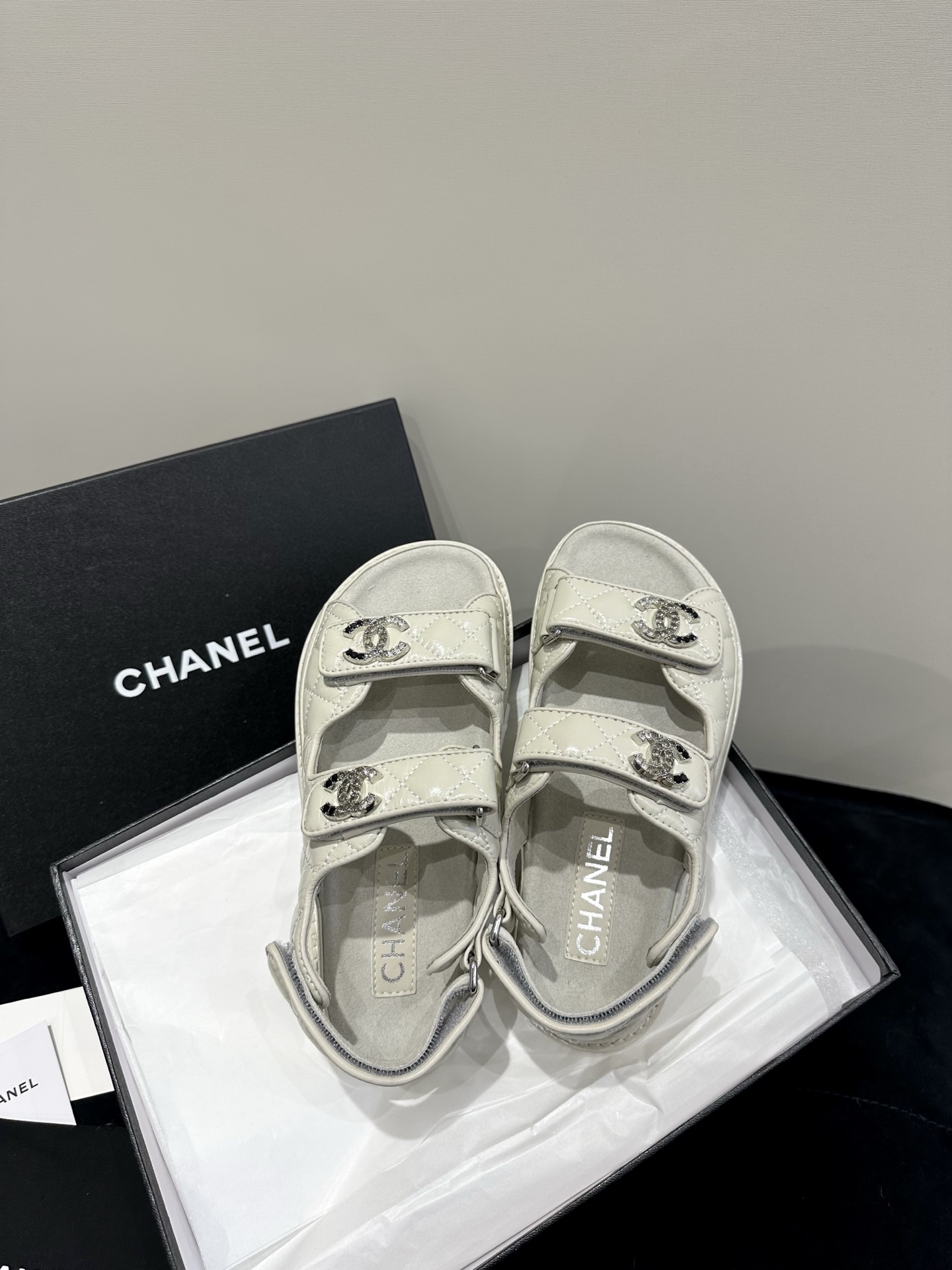 NO:255062,New Chanel beach shoes!  It's so beautiful!  Velcro sandals that must be purchased this year are the easiest and most expensive versatile and versatile artifact!  Super attractive!  The upper is imported cowhide, the texture is really good, and the leather is delicate, and the foot is comfortable to bind. The mold is exquisite and fragrant with the logo hardware buckle!  Classic is not easy to get out of style!  Imported lambskin inside, thickened Italian leather sole!  size:35-39 40 customizable, sandals, chanel, sandals, cowhide, sheepskin, Leather soles19860909高版本 Chanel新款沙滩鞋！美爆了！ 今年必须入手的魔术贴凉鞋,这款是最简单而且最贵的万能百搭神器！超级耐看哟！ 鞋面进口牛皮,质感真的很好,而且皮质细腻,上脚有舒适的裹脚感. 开模精致小香的logo五金扣！经典又不容易过时！ 内里进口小羊皮,加厚意大利真皮大底！ size:35-39 40可定制,凉鞋,chanel,sandals,cowhide,sheepskin,Leather soles,Women's Shoes