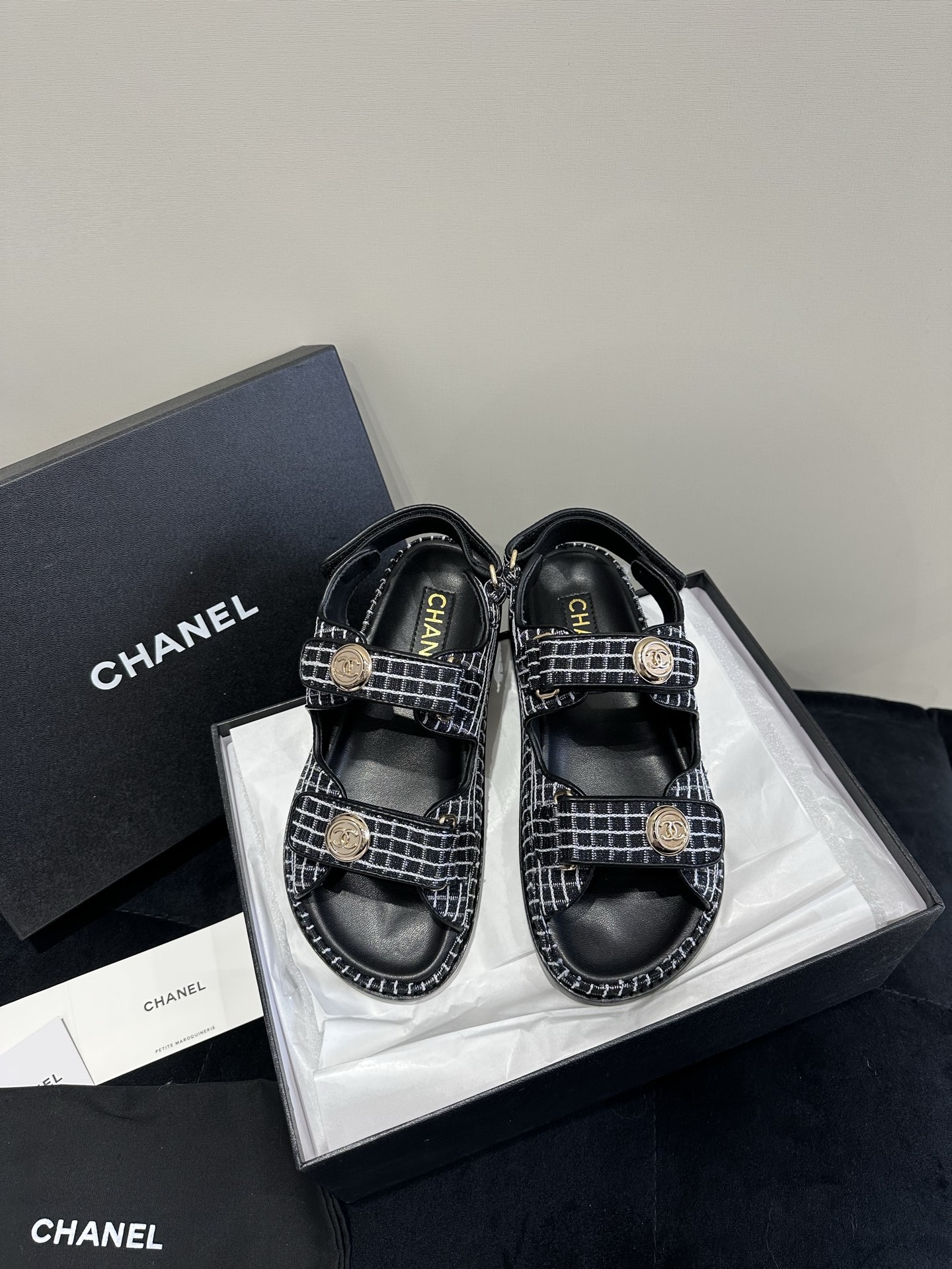 NO:255066,New Chanel beach shoes!  It's so beautiful!  Velcro sandals that must be purchased this year are the easiest and most expensive versatile and versatile artifact!  Super attractive!  The upper is imported cowhide, the texture is really good, and the leather is delicate, and the foot is comfortable to bind. The mold is exquisite and fragrant with the logo hardware buckle!  Classic is not easy to get out of style!  Imported lambskin inside, thickened Italian leather sole!  size:35-39 40 customizable, sandals, chanel, sandals, cowhide, sheepskin, Leather soles19860909高版本 Chanel新款沙滩鞋！美爆了！ 今年必须入手的魔术贴凉鞋,这款是最简单而且最贵的万能百搭神器！超级耐看哟！ 鞋面进口牛皮,质感真的很好,而且皮质细腻,上脚有舒适的裹脚感. 开模精致小香的logo五金扣！经典又不容易过时！ 内里进口小羊皮,加厚意大利真皮大底！ size:35-39 40可定制,凉鞋,chanel,sandals,cowhide,sheepskin,Leather soles,Women's Shoes