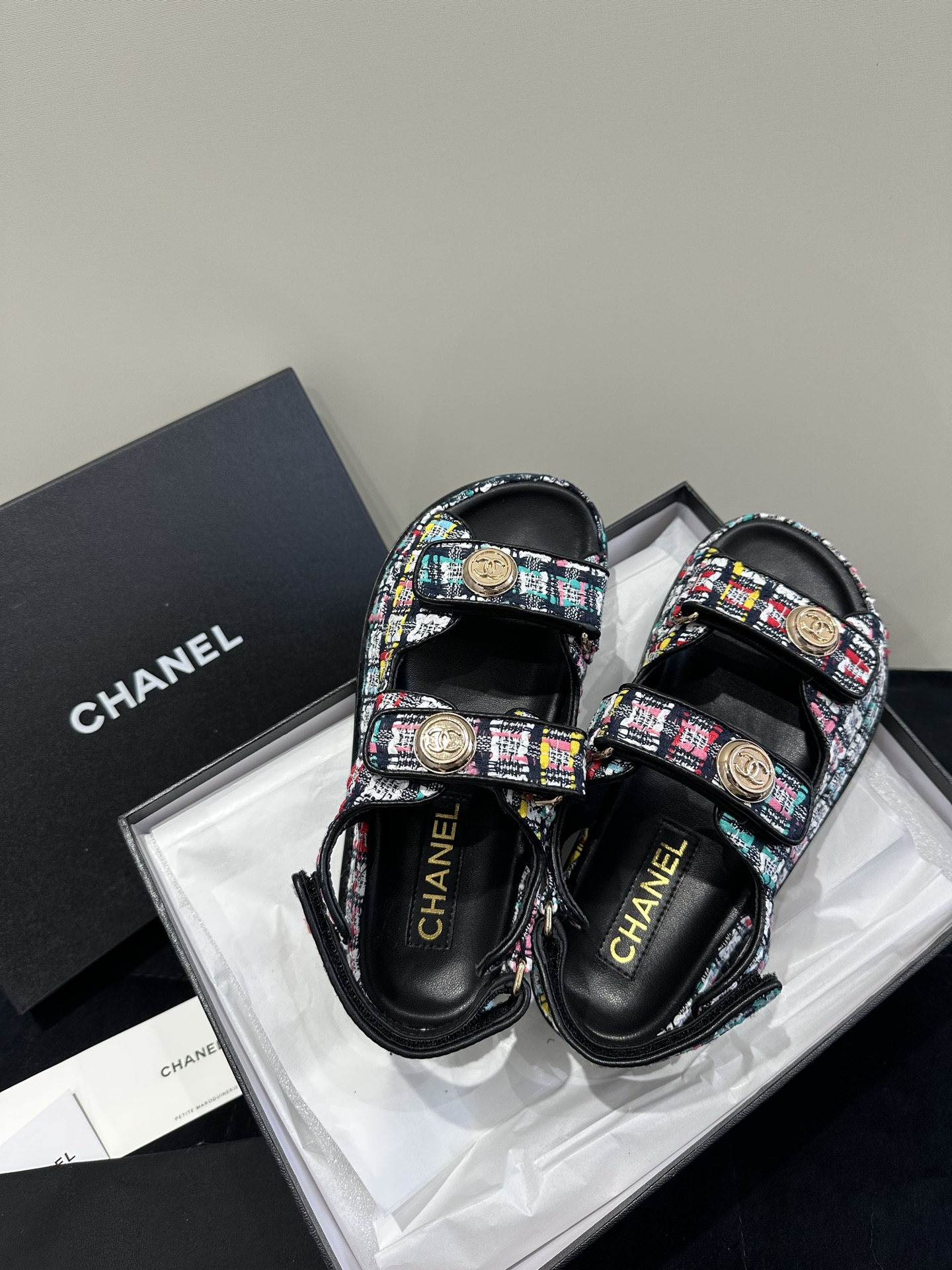 NO:255070,New Chanel beach shoes!  It's so beautiful!  Velcro sandals that must be purchased this year are the easiest and most expensive versatile and versatile artifact!  Super attractive!  The upper is imported cowhide, the texture is really good, and the leather is delicate, and the foot is comfortable to bind. The mold is exquisite and fragrant with the logo hardware buckle!  Classic is not easy to get out of style!  Imported lambskin inside, thickened Italian leather sole!  size:35-39 40 customizable, sandals, chanel, sandals, cowhide, sheepskin, Leather soles19860909高版本 Chanel新款沙滩鞋！美爆了！ 今年必须入手的魔术贴凉鞋,这款是最简单而且最贵的万能百搭神器！超级耐看哟！ 鞋面进口牛皮,质感真的很好,而且皮质细腻,上脚有舒适的裹脚感. 开模精致小香的logo五金扣！经典又不容易过时！ 内里进口小羊皮,加厚意大利真皮大底！ size:35-39 40可定制,凉鞋,chanel,sandals,cowhide,sheepskin,Leather soles,Women's Shoes