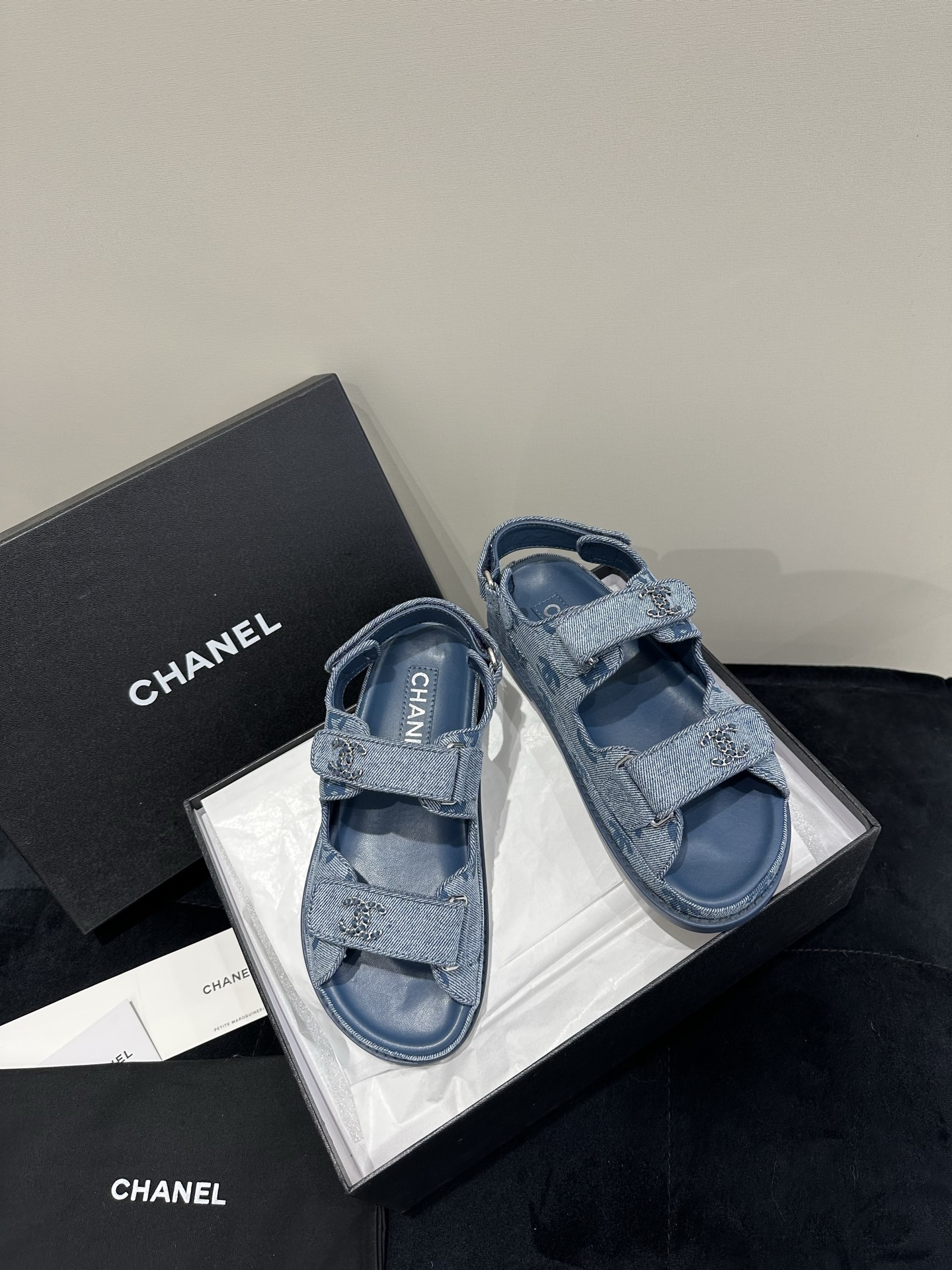 NO:255075,New Chanel beach shoes!  It's so beautiful!  Velcro sandals that must be purchased this year are the easiest and most expensive versatile and versatile artifact!  Super attractive!  The upper is imported cowhide, the texture is really good, and the leather is delicate, and the foot is comfortable to bind. The mold is exquisite and fragrant with the logo hardware buckle!  Classic is not easy to get out of style!  Imported lambskin inside, thickened Italian leather sole!  size:35-39 40 customizable, sandals, chanel, sandals, cowhide, sheepskin, Leather soles19860909高版本 Chanel新款沙滩鞋！美爆了！ 今年必须入手的魔术贴凉鞋,这款是最简单而且最贵的万能百搭神器！超级耐看哟！ 鞋面进口牛皮,质感真的很好,而且皮质细腻,上脚有舒适的裹脚感. 开模精致小香的logo五金扣！经典又不容易过时！ 内里进口小羊皮,加厚意大利真皮大底！ size:35-39 40可定制,凉鞋,chanel,sandals,cowhide,sheepskin,Leather soles,Women's Shoes