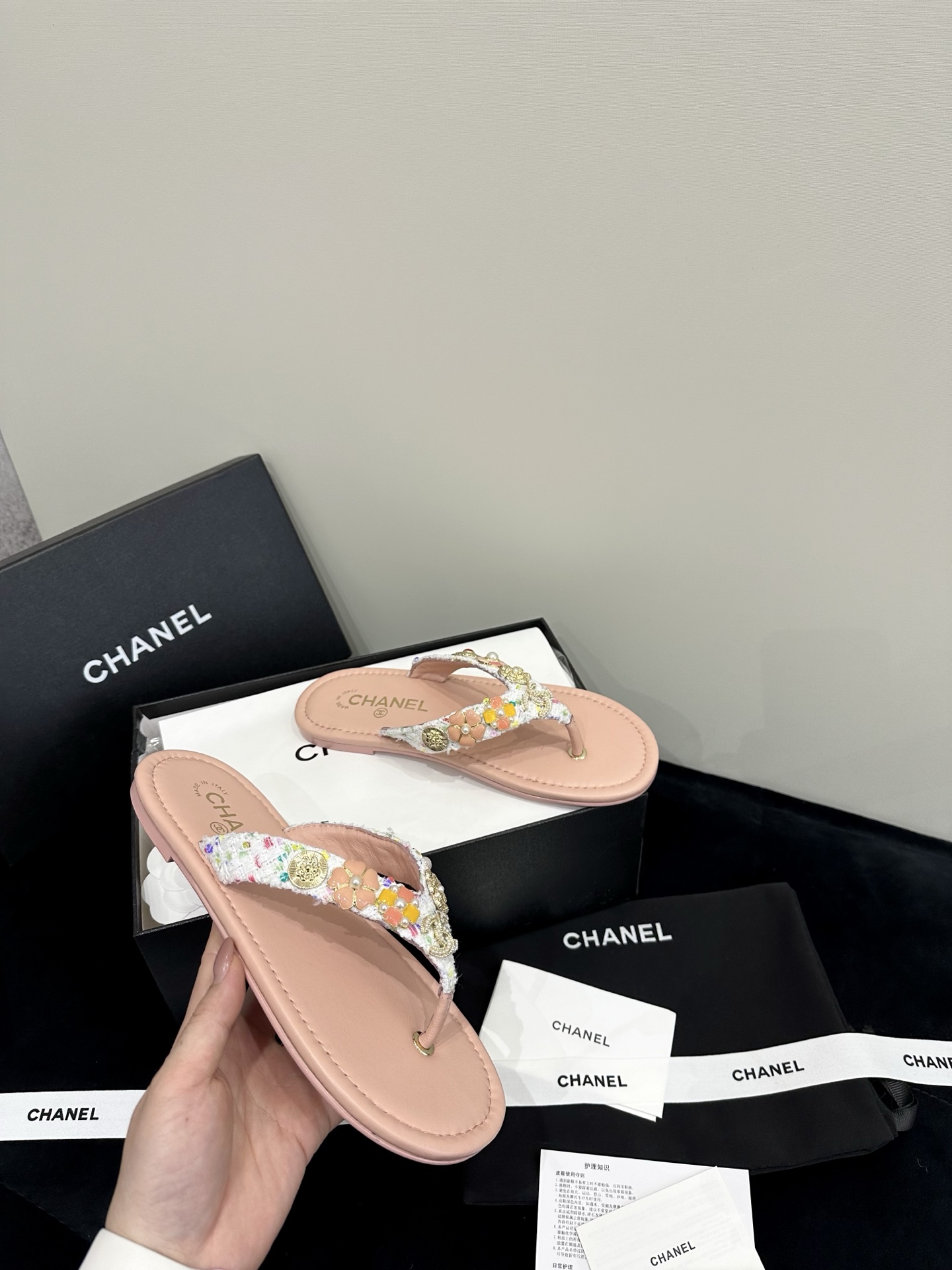 NO:255048,chanel Chanel catwalk slippers, completely original, super positive, latest and fashionable design, single shoes that are popular all over the Internet, cool and fashionable, all hardware models are unique designs that are most eye-catching, and the legs are also well modified, and the upper material is made of original custom fabric, Italian leather sole size35-41 (40 41 custom), split-toe shoes, chanel, chanel, slippers, Leather soles19860909批 chanel 香奈儿走秀款拖鞋 完全原版打造 版型超级正 最新时尚的设计 火遍全网的单鞋,上脚又酷又时髦 五金全部开模独特设计最为抢眼吸晴 上脚还很好的修饰腿型显瘦 鞋面材质采用原版定制布面 意大利真皮大底大底 size35-41（40 41定制）,分趾鞋,chanel,chanel,slippers,Leather soles,Women's Shoes