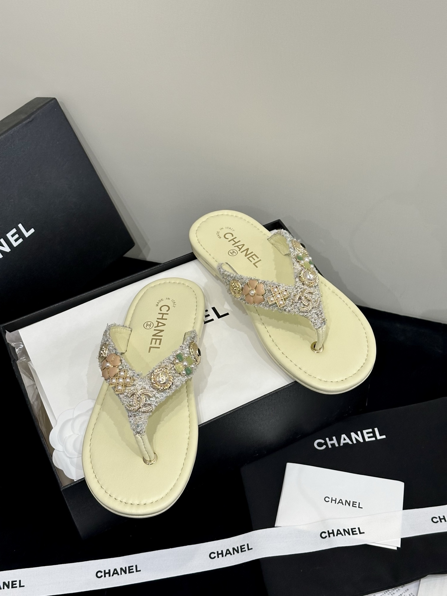 NO:255054,chanel Chanel catwalk slippers, completely original, super positive, latest and fashionable design, single shoes that are popular all over the Internet, cool and fashionable, all hardware models are unique designs that are most eye-catching, and the legs are also well modified, and the upper material is made of original custom fabric, Italian leather sole size35-41 (40 41 custom), split-toe shoes, chanel, chanel, slippers, Leather soles19860909批 chanel 香奈儿走秀款拖鞋 完全原版打造 版型超级正 最新时尚的设计 火遍全网的单鞋,上脚又酷又时髦 五金全部开模独特设计最为抢眼吸晴 上脚还很好的修饰腿型显瘦 鞋面材质采用原版定制布面 意大利真皮大底大底 size35-41（40 41定制）,分趾鞋,chanel,chanel,slippers,Leather soles,Women's Shoes