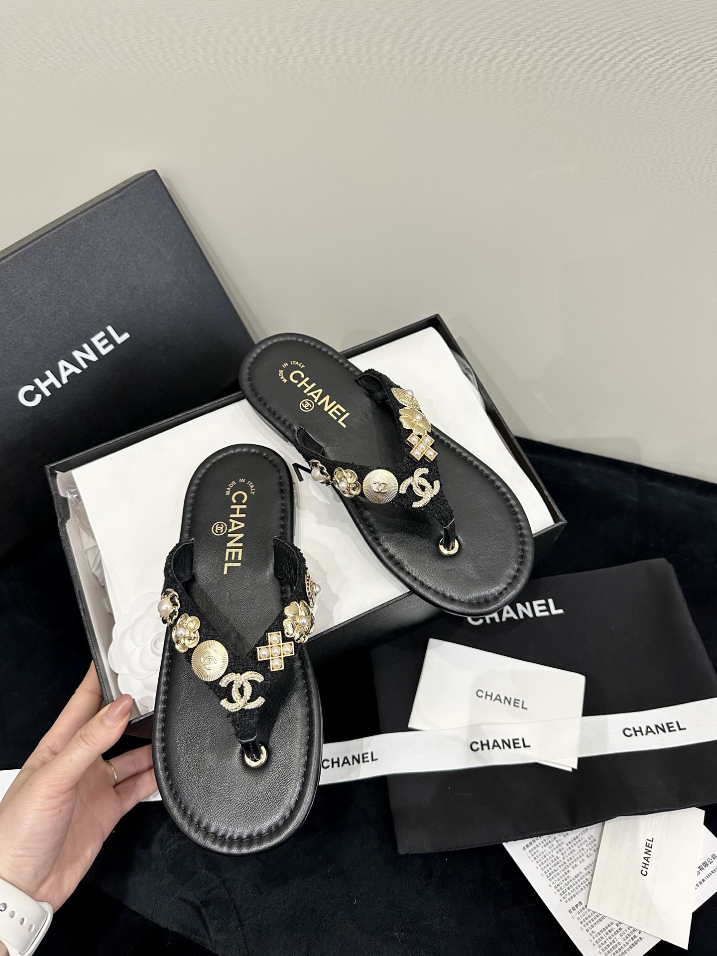 NO:255031,chanel Chanel catwalk slippers, completely original, super positive, latest and fashionable design, single shoes that are popular all over the Internet, cool and fashionable, all hardware models are unique designs that are most eye-catching, and the legs are also well modified, and the upper material is made of original custom fabric, Italian leather sole size35-41 (40 41 custom), split-toe shoes, chanel, chanel, slippers, Leather soles19860909批 chanel 香奈儿走秀款拖鞋 完全原版打造 版型超级正 最新时尚的设计 火遍全网的单鞋,上脚又酷又时髦 五金全部开模独特设计最为抢眼吸晴 上脚还很好的修饰腿型显瘦 鞋面材质采用原版定制布面 意大利真皮大底大底 size35-41（40 41定制）,分趾鞋,chanel,chanel,slippers,Leather soles,Women's Shoes