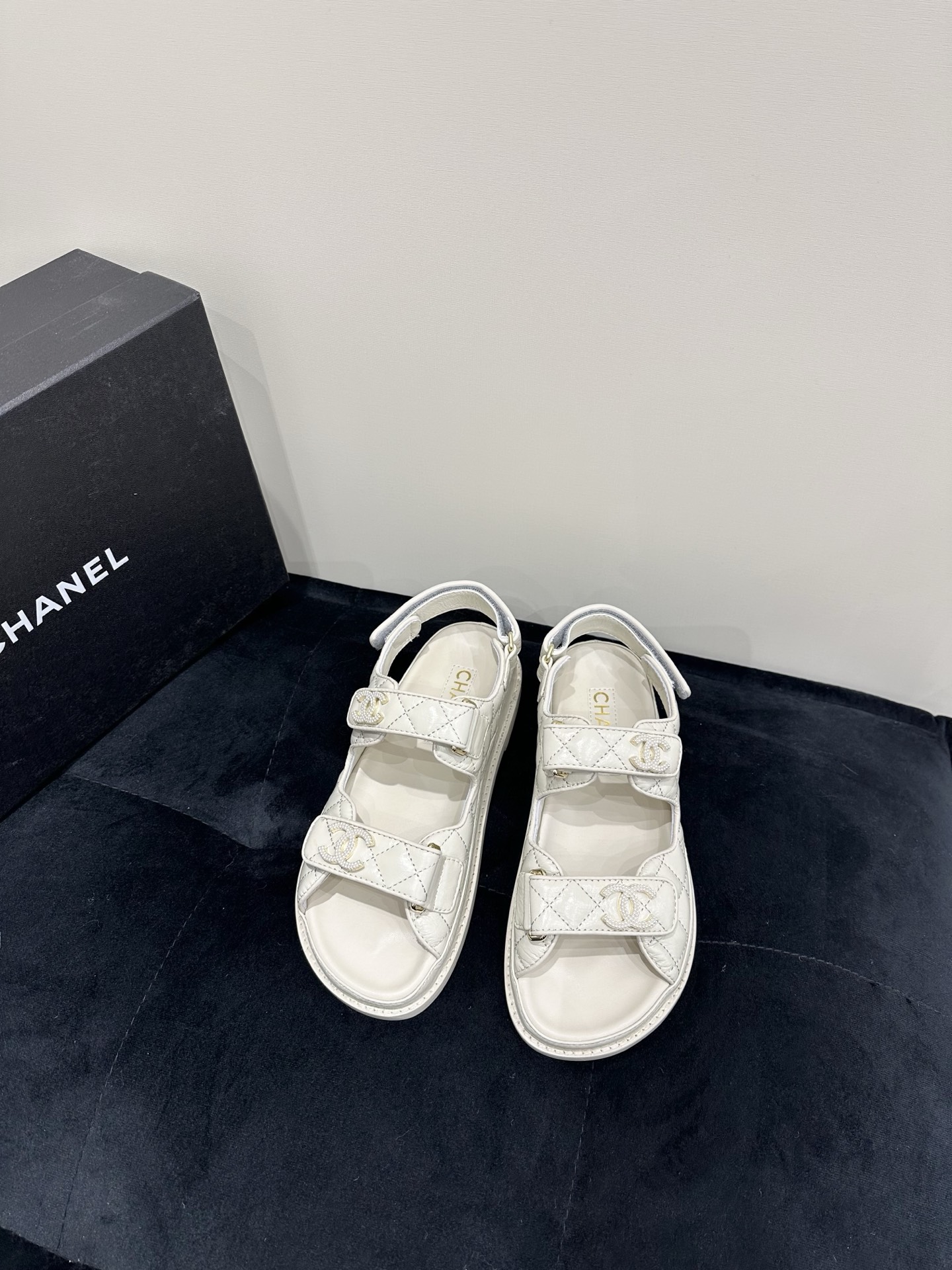 NO:261543,New Chanel beach shoes!  It's so beautiful!  Velcro sandals that must be purchased this year are the easiest and most expensive versatile and versatile artifact!  Super attractive!  The upper is imported cowhide, the texture is really good, and the leather is delicate, and the foot is comfortable to bind. The mold is exquisite and fragrant with the logo hardware buckle!  Classic is not easy to get out of style!  Imported lambskin inside, thickened Italian leather sole!  size:35-39 40 customizable, sandals, chanel, sandals, cowhide, sheepskin, Leather soles19860909高版本 Chanel新款沙滩鞋！美爆了！ 今年必须入手的魔术贴凉鞋,这款是最简单而且最贵的万能百搭神器！超级耐看哟！ 鞋面进口牛皮,质感真的很好,而且皮质细腻,上脚有舒适的裹脚感. 开模精致小香的logo五金扣！经典又不容易过时！ 内里进口小羊皮,加厚意大利真皮大底！ size:35-39 40可定制,凉鞋,chanel,sandals,cowhide,sheepskin,Leather soles,Women's Shoes