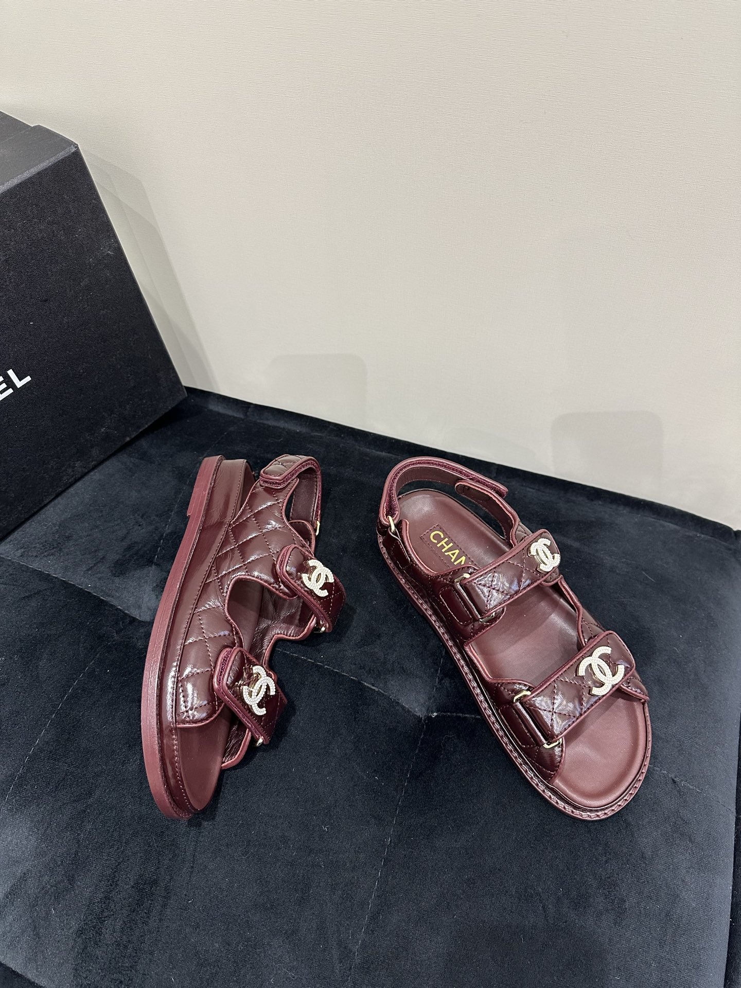 NO:261548,New Chanel beach shoes!  It's so beautiful!  Velcro sandals that must be purchased this year are the easiest and most expensive versatile and versatile artifact!  Super attractive!  The upper is imported cowhide, the texture is really good, and the leather is delicate, and the foot is comfortable to bind. The mold is exquisite and fragrant with the logo hardware buckle!  Classic is not easy to get out of style!  Imported lambskin inside, thickened Italian leather sole!  size:35-39 40 customizable, sandals, chanel, sandals, cowhide, sheepskin, Leather soles19860909高版本 Chanel新款沙滩鞋！美爆了！ 今年必须入手的魔术贴凉鞋,这款是最简单而且最贵的万能百搭神器！超级耐看哟！ 鞋面进口牛皮,质感真的很好,而且皮质细腻,上脚有舒适的裹脚感. 开模精致小香的logo五金扣！经典又不容易过时！ 内里进口小羊皮,加厚意大利真皮大底！ size:35-39 40可定制,凉鞋,chanel,sandals,cowhide,sheepskin,Leather soles,Women's Shoes