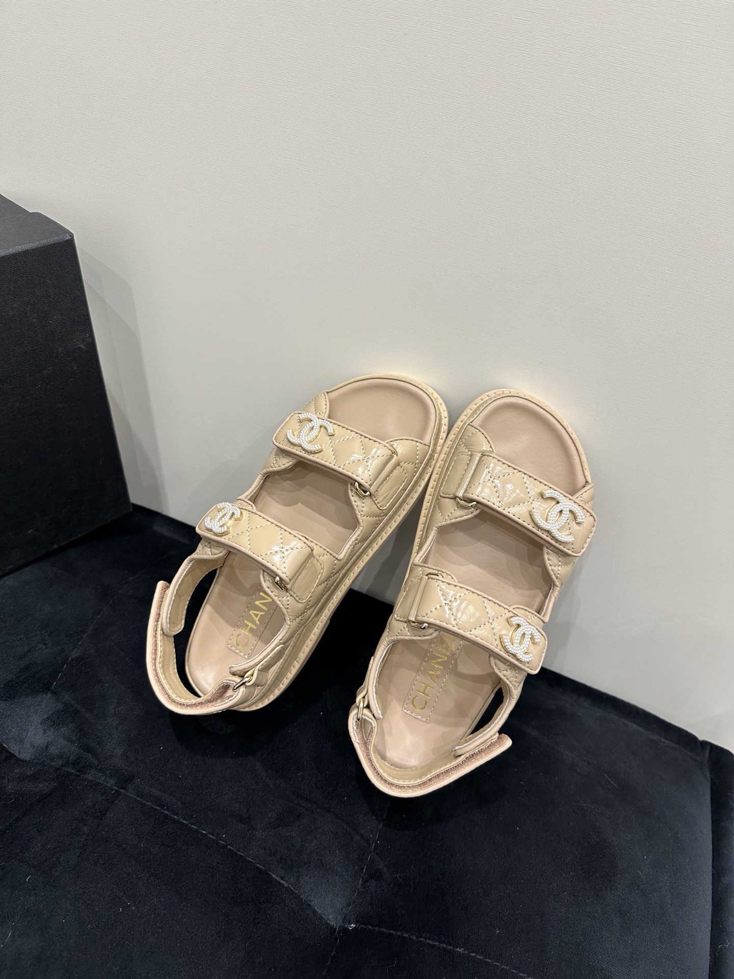 NO:261554,New Chanel beach shoes!  It's so beautiful!  Velcro sandals that must be purchased this year are the easiest and most expensive versatile and versatile artifact!  Super attractive!  The upper is imported cowhide, the texture is really good, and the leather is delicate, and the foot is comfortable to bind. The mold is exquisite and fragrant with the logo hardware buckle!  Classic is not easy to get out of style!  Imported lambskin inside, thickened Italian leather sole!  size:35-39 40 customizable, sandals, chanel, sandals, cowhide, sheepskin, Leather soles19860909高版本 Chanel新款沙滩鞋！美爆了！ 今年必须入手的魔术贴凉鞋,这款是最简单而且最贵的万能百搭神器！超级耐看哟！ 鞋面进口牛皮,质感真的很好,而且皮质细腻,上脚有舒适的裹脚感. 开模精致小香的logo五金扣！经典又不容易过时！ 内里进口小羊皮,加厚意大利真皮大底！ size:35-39 40可定制,凉鞋,chanel,sandals,cowhide,sheepskin,Leather soles,Women's Shoes