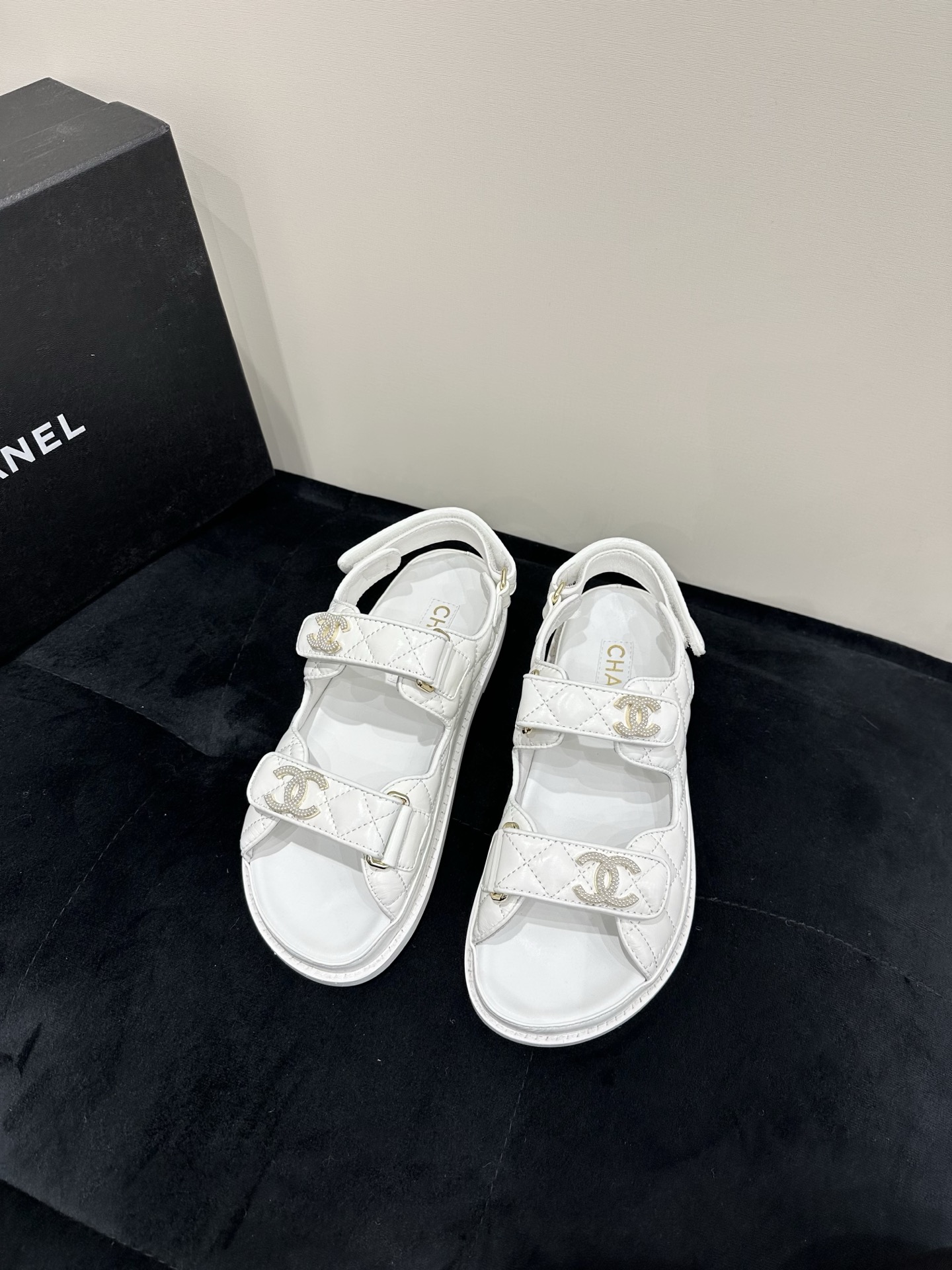 NO:261560,New Chanel beach shoes!  It's so beautiful!  Velcro sandals that must be purchased this year are the easiest and most expensive versatile and versatile artifact!  Super attractive!  The upper is imported cowhide, the texture is really good, and the leather is delicate, and the foot is comfortable to bind. The mold is exquisite and fragrant with the logo hardware buckle!  Classic is not easy to get out of style!  Imported lambskin inside, thickened Italian leather sole!  size:35-39 40 customizable, sandals, chanel, sandals, cowhide, sheepskin, Leather soles19860909高版本 Chanel新款沙滩鞋！美爆了！ 今年必须入手的魔术贴凉鞋,这款是最简单而且最贵的万能百搭神器！超级耐看哟！ 鞋面进口牛皮,质感真的很好,而且皮质细腻,上脚有舒适的裹脚感. 开模精致小香的logo五金扣！经典又不容易过时！ 内里进口小羊皮,加厚意大利真皮大底！ size:35-39 40可定制,凉鞋,chanel,sandals,cowhide,sheepskin,Leather soles,Women's Shoes