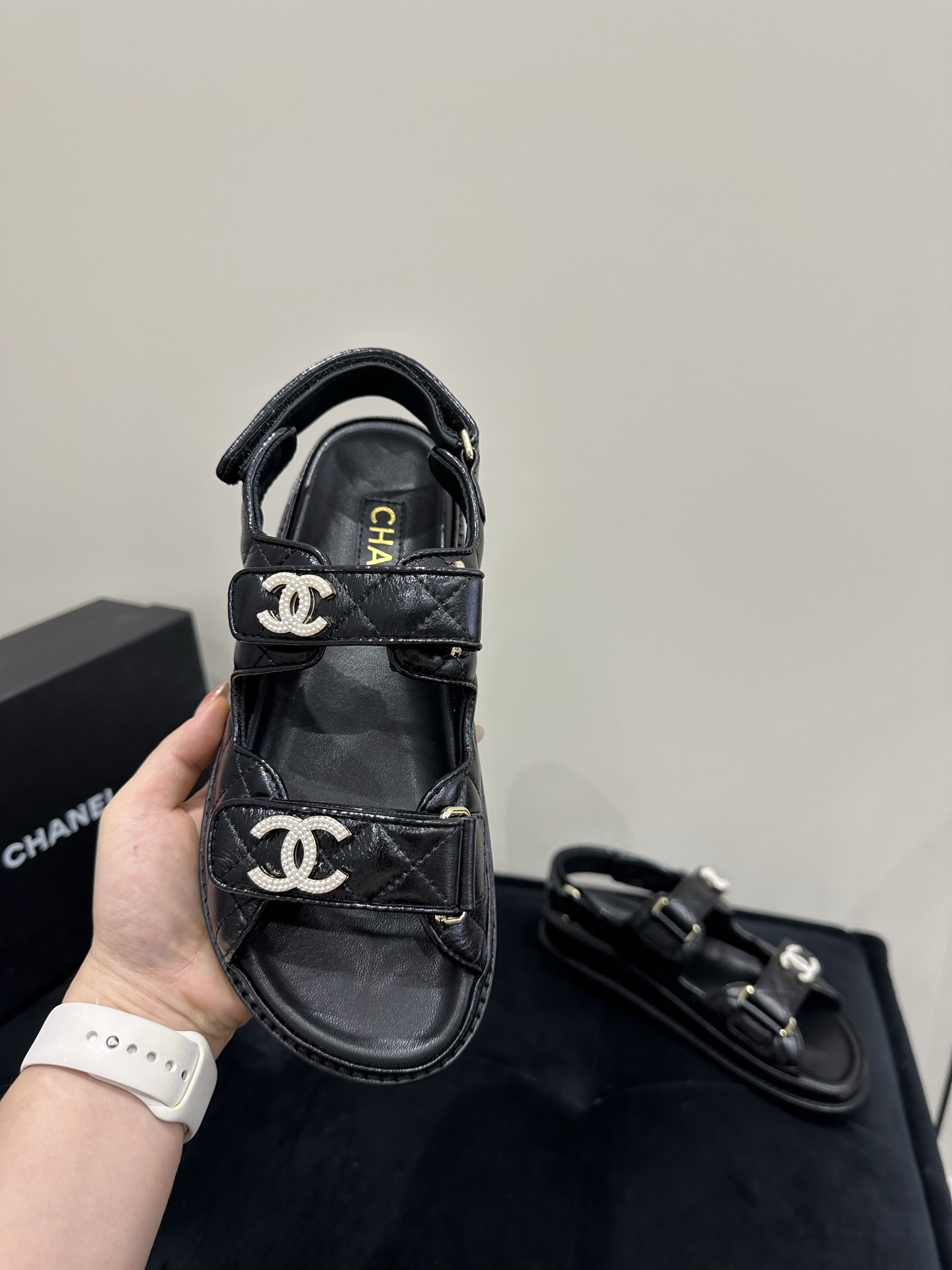 NO:261566,New Chanel beach shoes!  It's so beautiful!  Velcro sandals that must be purchased this year are the easiest and most expensive versatile and versatile artifact!  Super attractive!  The upper is imported cowhide, the texture is really good, and the leather is delicate, and the foot is comfortable to bind. The mold is exquisite and fragrant with the logo hardware buckle!  Classic is not easy to get out of style!  Imported lambskin inside, thickened Italian leather sole!  size:35-39 40 customizable, sandals, chanel, sandals, cowhide, sheepskin, Leather soles19860909高版本 Chanel新款沙滩鞋！美爆了！ 今年必须入手的魔术贴凉鞋,这款是最简单而且最贵的万能百搭神器！超级耐看哟！ 鞋面进口牛皮,质感真的很好,而且皮质细腻,上脚有舒适的裹脚感. 开模精致小香的logo五金扣！经典又不容易过时！ 内里进口小羊皮,加厚意大利真皮大底！ size:35-39 40可定制,凉鞋,chanel,sandals,cowhide,sheepskin,Leather soles,Women's Shoes