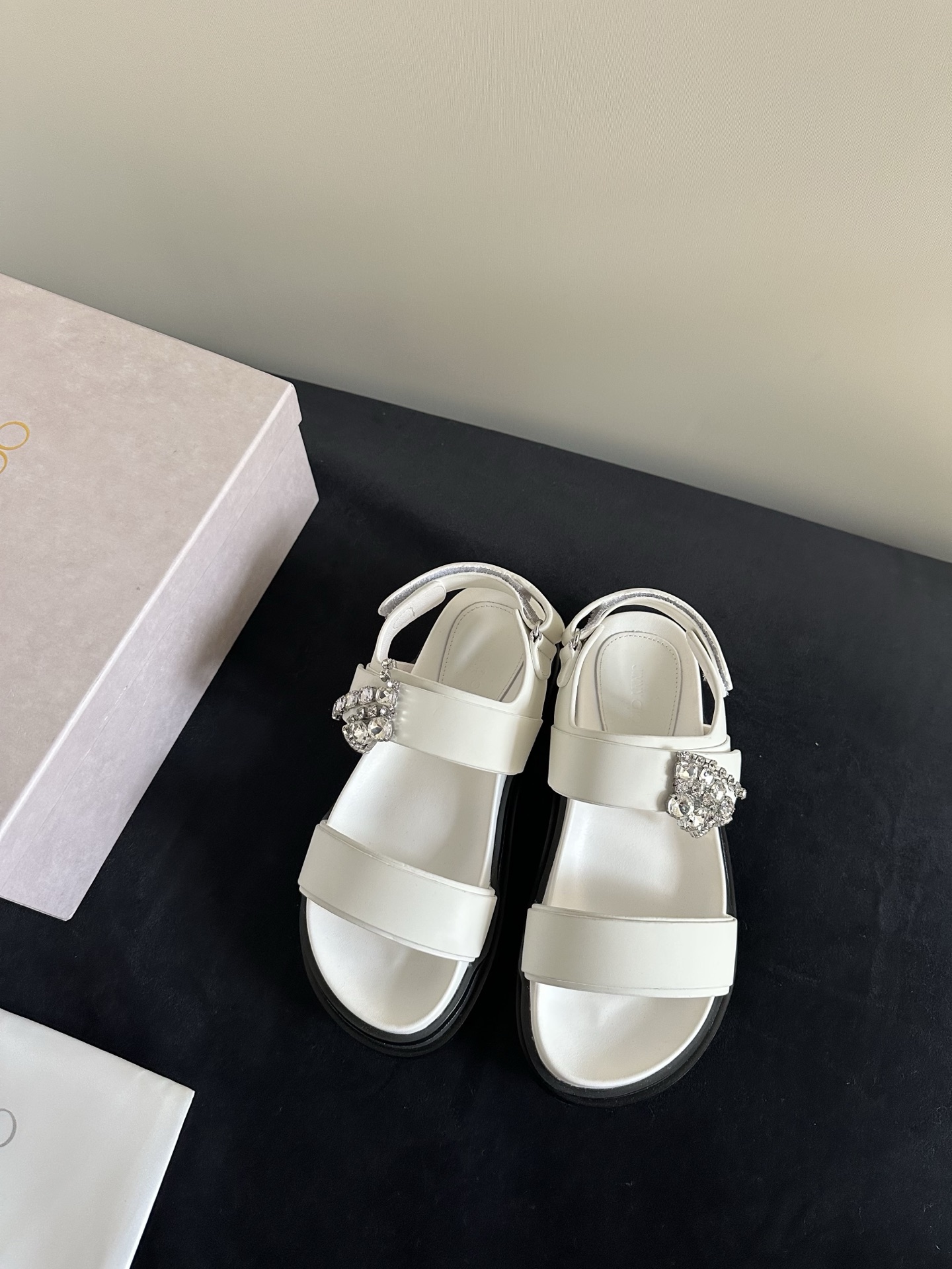 NO:423271,Jimmy Week, JMYY CHOO, beach sandals, and rhinestones have a very unique design style. It is exclusively launched in the market, and the best color is not acceptable. The best color breaks the traditional aesthetics. Celebrity private server demonstration is so versatile!  Exclusive original upper, exclusive outsole mold opening, original button mold opening. Women's model 35-39 40 customization, slippers sandals, jimmy choo, sandals, slippers19860909吉米周,JMYY CHOO,沙滩凉鞋,水钻搭配的设计风格非常独特, 市场独家首发,最优不服来比 最好的颜色,打破传统审美,明星私服上脚示范 就是这么百搭 ！ 鞋面原版独家 大底独家开模 原版扣开模. 女款35-39 40定制,拖鞋凉鞋,jimmy choo,sandals,slippers,Women's Shoes