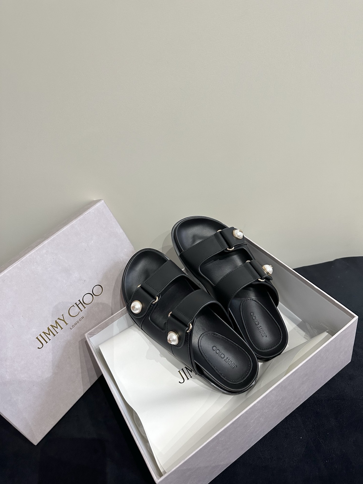 NO:423289,Jimmy choo series sandals, grinding leather material, low-key, restrained, pretty and fashionable. Adjustable elastic straps are decorated with pearls and brand badge logos, which are eye-catching shoes that highlight the fashionable temperament of casual weekend wear. The key is to look good on the feet, and it is comfortable to wear fried chicken. Fabric calfskin inner sheepskin outsole rubber outsole size 35-41 (customized for 40 41), slippers sandals, jimmy choo, sandals, slippers, cowhide, sheepskin19860909Jimmy choo系列凉鞋,磨面皮材质,风格低调内敛又俏丽时髦.可调剂松紧绑带饰有珍珠和品牌徽章标志,是突显周末休闲穿搭时尚气质的亮眼鞋履.关键上脚炒鸡好看,穿着炒鸡舒适. 面料小牛皮 内里羊皮 大底橡胶大底 尺码35-41 (40 41定做),拖鞋凉鞋,jimmy choo,sandals,slippers,cowhide,sheepskin,Women's Shoes