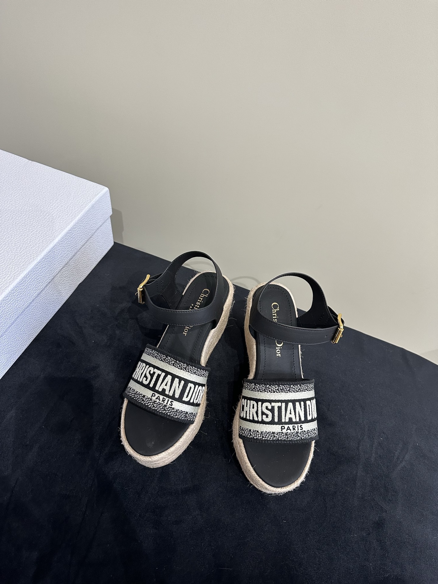 NO:423297,25ss Spring and Summer New Dway wedge sandals straw wedge thick-soled letter embroidered hemp rope wedge sandals, fashionable and casual, natural color raffia effect fabric and contrasting cotton upper, embroidered with Cistian Paris logo, recognizable rope wedge soles are handmade with traditional craftsmanship, matched with adjustable cowhide lace buckles, simple and super versatile, with a height of 9.5cm, perfect and luxurious on the feet, and can be matched with spring and summer clothing at will, making the feet feel even more comfortable!  He is the only one to travel in summer!  Material: Imported electric embroidered high temperature water-soluble cotton technology fabric + water-dyed sheepskin inner lining original consistent straw woven combination Tpu outsole heel height 9.5CM size35-41 (40.41 custom made without return or replacement, sandals, sandals, espadrilles, cowhide, sheepskin1986090925ss春夏新款 Dway 坡跟凉鞋草编厚底字母刺绣麻绳底坡跟凉鞋,时尚休闲,自然色酒椰草效果面料和撞色棉质鞋面,饰以Cistian Paris标志刺绣,富有辨识度绳编鞋底运用传统工艺手工制作而成,搭配可调节的牛皮系带搭扣,简约超级百搭,跟高9.5cm,上脚完美奢华可任意搭配春夏服饰,脚感更是舒适！夏季出行非他莫属！ 材质:鞋面进口电绣高温水溶棉质科技面料+水染羊皮内里 原版一致草编组合Tpu 大底 跟高9.5CM size35-41（40.41定做不退不换,凉鞋,sandals,espadrilles,cowhide,sheepskin,Women's Shoes