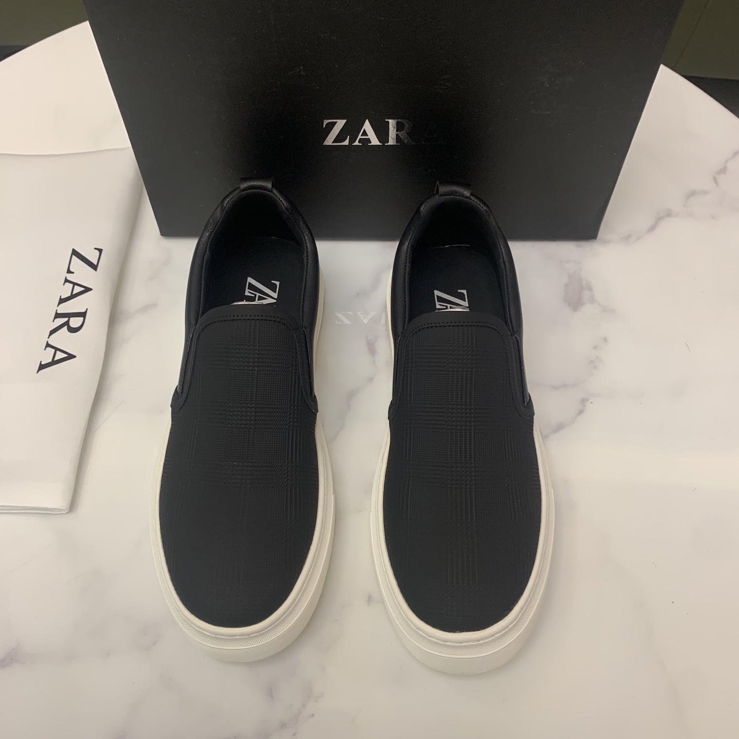 NO:273191,ZARA Sara official website 1:1 synchronous top purchasing agent for men's HK counters are released simultaneously (original customization) imported from Italy original embroidery fabric material, original customized special waterproof materials, fully imported sheepskin lining, original sole is specially supplied with original sole, exclusive movable molding sole is super comfortable, original order goods, high quality, details determine quality, we only make shoes for our hearts, and you can enter and exit the counter at will. Welcome to compare the size 38-44.,19860909ZARA 飒拉 官网1:1同步顶级代购男士HK专柜同步发售（原版定制）意大利进口原版刺绣布料材质,原厂定制特殊防水材料,全进口羊皮内里,鞋底原厂特供原版底,独家活动成型底超级舒适,原厂跟单货,高品质,细节决定品质、我们只为用心做好鞋,可随意进出专柜,欢迎对比码数38-44.,,Men's shoes