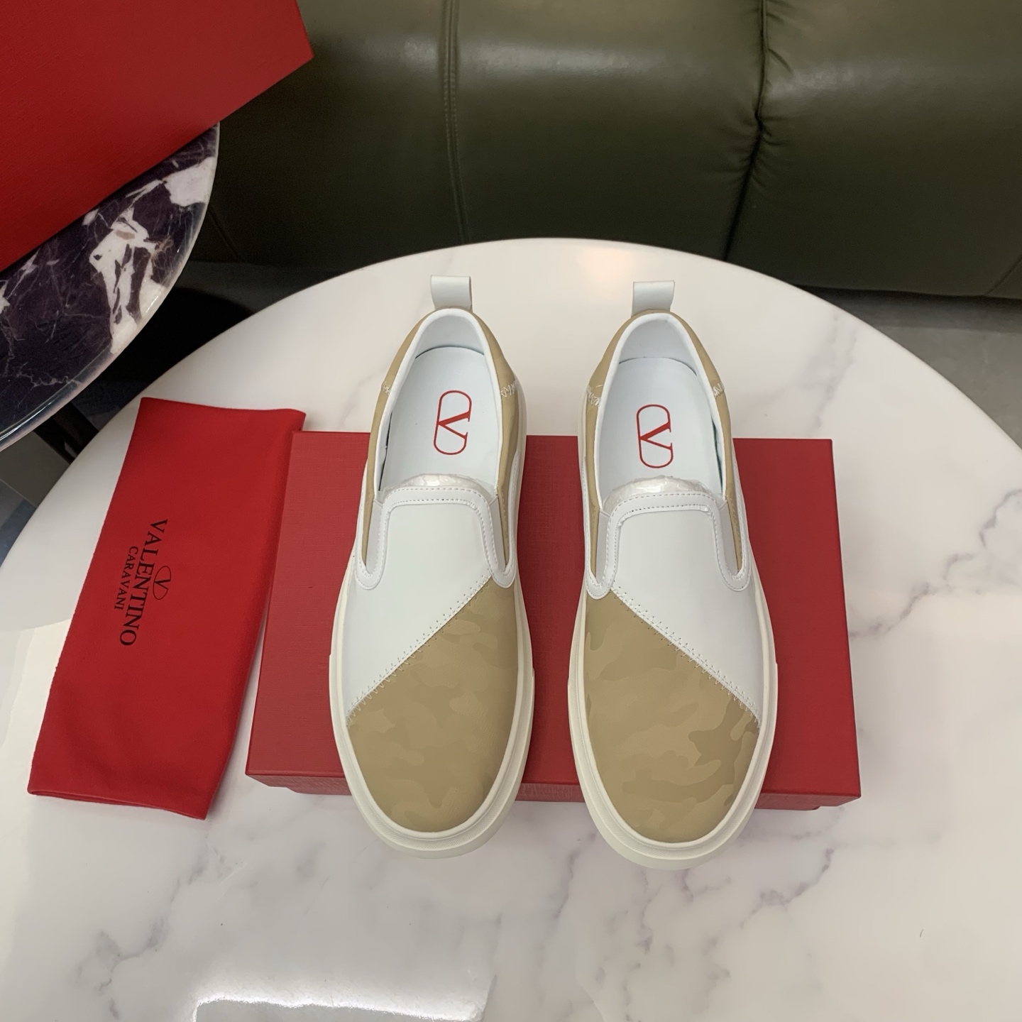 NO:276757,:【VALENTl Valentino】New men's low-top casual sports shoes, one of the most popular items. It uses a top-layer cowhide upper. The side is fitted with two cowhides. It has a three-dimensional feeling. The cut of the leather is oily. Contrast color design. Simple style. Fashion and sports. Customized metal LOGO nameplate embellishment shoelaces. Exclusive control top version. Support comparison. Sheepskin lining. Original rubber outsole. A must-have item for daily casual casual. Suitable for all occasions. Looking for high quality. Super cool on the feet. With original packaging!  Size38-44, valentino, valentino, cowhide, sheepskin19860909:【VALENTl华伦天奴】新款男士低帮休闲运动板鞋,最受欢迎的单品之一 采用头层牛皮鞋面 侧面采用两张牛皮贴合处理 富有立体感 皮料切口均油边处理 撞色设计 简约风格 时尚运动 定制金属LOGO铭牌点缀鞋带 独家控货顶级版 支持对比 羊皮内里 原版橡胶大底 日常休闲必备单品 适合各种场合 追求高品质的看过来 上脚超酷 配原包装！ Size38-44,,valentino,valentino,cowhide,sheepskin,Men's shoes