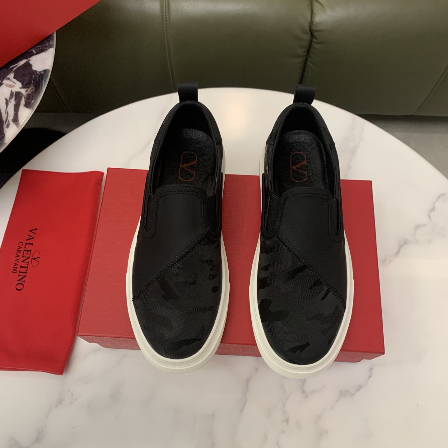 NO:276763,: [VALENTl Valentino] New men's low-top casual sports shoes, one of the most popular items. It uses a top-layer cowhide upper. The side is fitted with two cowhides. It has a three-dimensional feeling. The cut of the leather is oily. Contrast color design. Simple style. Fashion and sports. Customized metal LOGO nameplate embellishment shoelaces. Exclusive control top version. Support comparison. Sheepskin lining. Original rubber outsole. A must-have item for daily casual casual. Suitable for all occasions. Looking for high quality. Super cool on the feet. With original packaging!  Size38-44, valentino, valentino, cowhide, sheepskin19860909: 【VALENTl华伦天奴】新款男士低帮休闲运动板鞋,最受欢迎的单品之一 采用头层牛皮鞋面 侧面采用两张牛皮贴合处理 富有立体感 皮料切口均油边处理 撞色设计 简约风格 时尚运动 定制金属LOGO铭牌点缀鞋带 独家控货顶级版 支持对比 羊皮内里 原版橡胶大底 日常休闲必备单品 适合各种场合 追求高品质的看过来 上脚超酷 配原包装！ Size38-44,,valentino,valentino,cowhide,sheepskin,Men's shoes