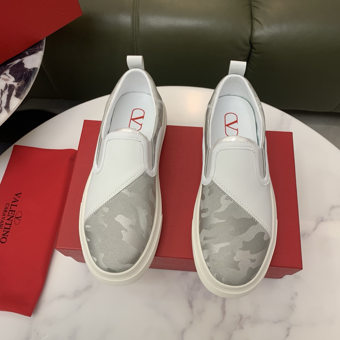 NO:276768,:【VALENTl Valentino】New men's low-top casual sports shoes, one of the most popular items. It uses a top-layer cowhide upper. The side is fitted with two cowhides. It has a three-dimensional feeling. The cut of the leather is oily. Contrast color design. Simple style. Fashion and sports. Customized metal LOGO nameplate embellishment shoelaces. Exclusive control top version. Support comparison. Sheepskin lining. Original rubber outsole. A must-have item for daily casual casual. Suitable for all occasions. Looking for high quality. Super cool on the feet. With original packaging!  Size38-44, valentino, valentino, cowhide, sheepskin19860909:【VALENTl华伦天奴】新款男士低帮休闲运动板鞋,最受欢迎的单品之一 采用头层牛皮鞋面 侧面采用两张牛皮贴合处理 富有立体感 皮料切口均油边处理 撞色设计 简约风格 时尚运动 定制金属LOGO铭牌点缀鞋带 独家控货顶级版 支持对比 羊皮内里 原版橡胶大底 日常休闲必备单品 适合各种场合 追求高品质的看过来 上脚超酷 配原包装！ Size38-44,,valentino,valentino,cowhide,sheepskin,Men's shoes