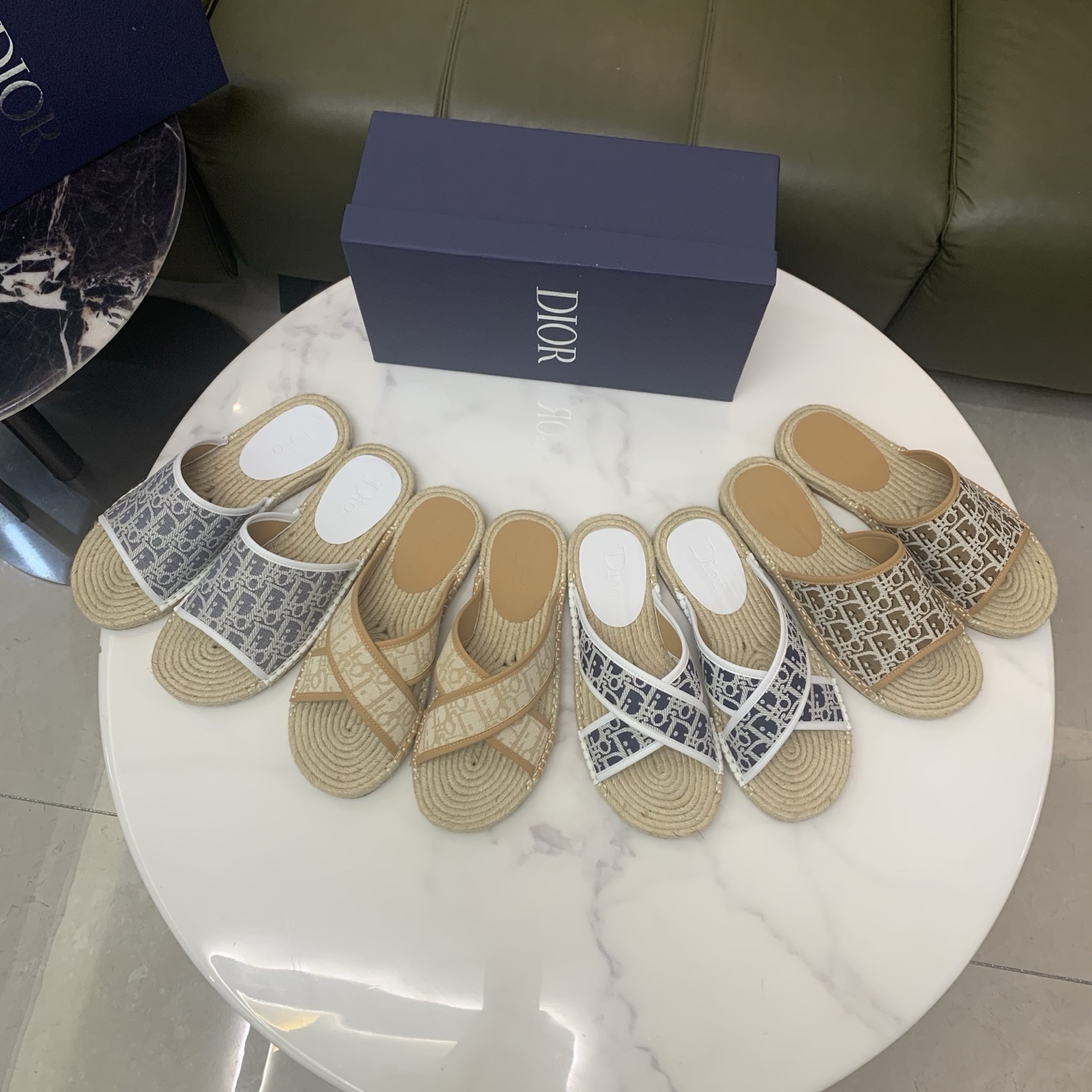 NO:349841,Real-price DIOR men's slippers. The upper is purely hand-pulled, combination of native hemp and raw rubber sole. Breathable and non-slip sole. Breathable and comfortable inside. The original wear-resistant. Size 38-44. Customized 45-46-47,,dior,slippers,sheepskin19860909实价 DIOR 男士拖鞋. 鞋面纯手工拉线,原生麻与生胶底组合.透气防滑大底.内里透气舒适小绵羊羊皮,原版耐磨.码数38-44.可定做45-46-47,,dior,slippers,sheepskin,Men's shoes