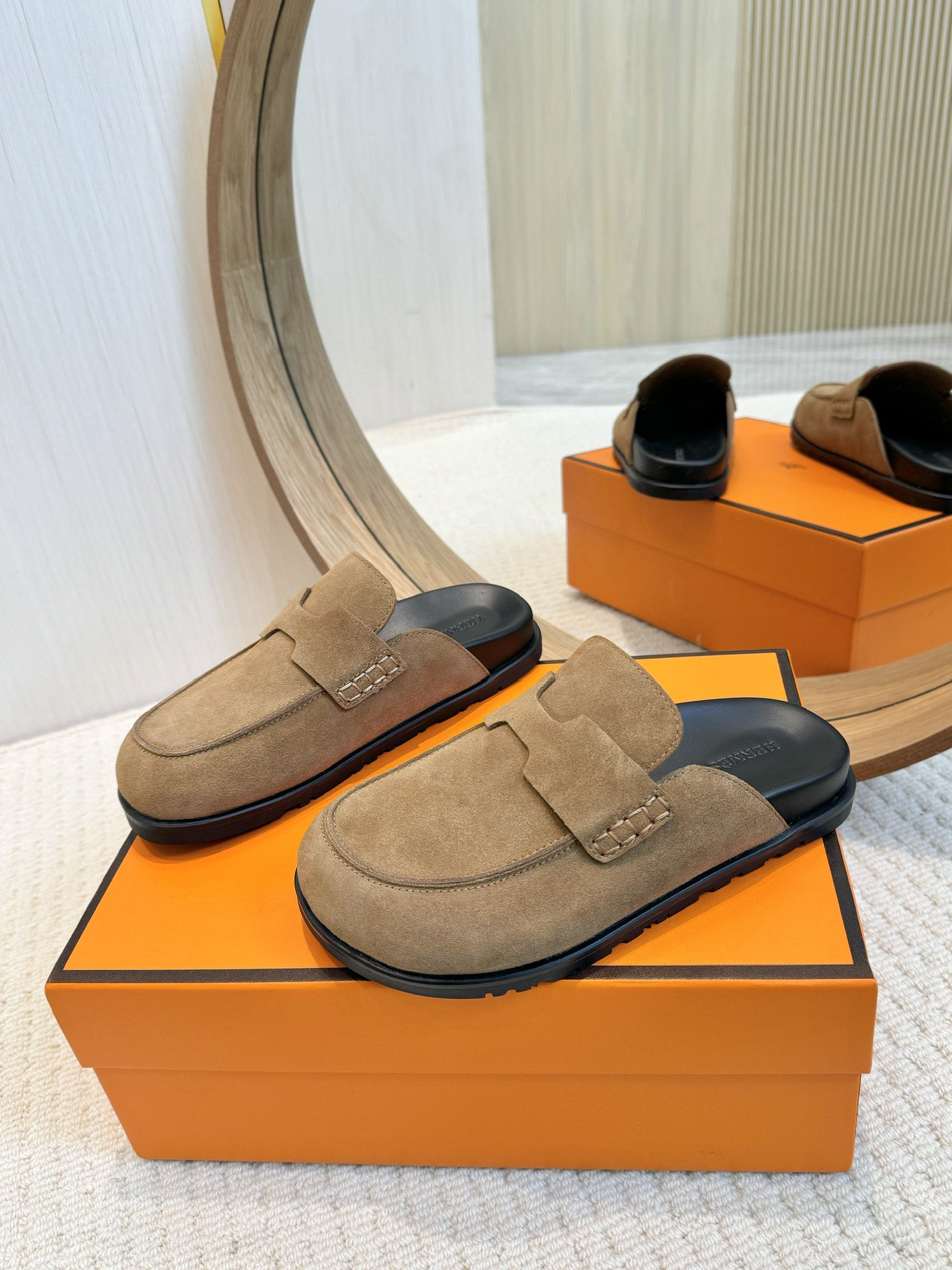 NO:240167,/【Couple style】 HER*** loves horses* cute second uncle half-drag. In summer, I really need versatile slippers. It looks good no matter how you match it, it feels casual and high-end. The comfort is also great. It is paired with various colorful socks, which is very fashionable. ●Imported beef fleece on the upper ●Imported sheepskin in the inner ●Size: Women's model 35-42 Men's model 39-44, semi-drag, hermes, slippers, sheepskin, socks19860909/【情侣款】 HER***爱马*呆萌二舅半拖. 夏天真的太需要百搭拖鞋了,怎么搭配都好看,随意且高级的感觉 舒适度也很棒,搭配各种彩色袜子,潮爆了 ●鞋面进口牛反绒 ●内里进口羊皮 ●码数 女款35-42 男款39-44,半拖,hermes,slippers,sheepskin,socks,Women's Shoes