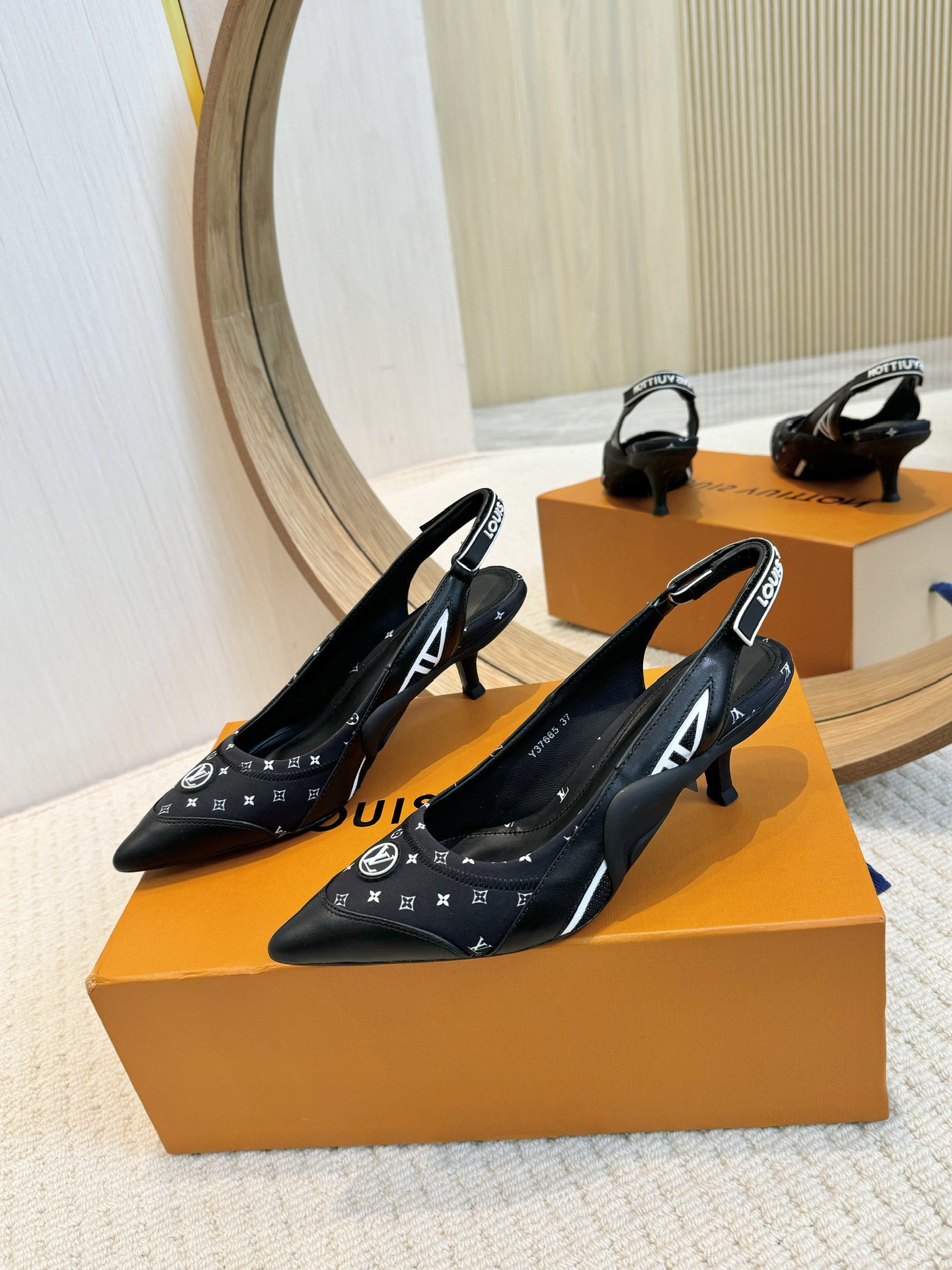 NO:234002,Louis Vuitton, pointed sandals, new style of exposed heels in early spring ARCHLIGHT series Women's pink technology silk satin, exposed heels are cut out elegant lines in soft cowhide leather, matched with pointed toe, the latter elastic rear strap is also decorated with brand logo. Upper cowhide technology silk satin inner sheepskin heel height 5.5cm size 35-42 (42 custom made without return and exchange), sandals, louis vuitton, louis vuitton, sandals, high heels, cowhide, sheepskin19860909Louis Vuitton路易威登,尖头凉鞋, 早春新款露跟高跟鞋 ARCHLIGHT系列 女士粉色科技丝缎露,露跟高跟鞋以柔软牛皮革裁出优雅线条,搭配尖头,后者弹力后带也有品牌标识装饰 鞋面牛皮 科技丝缎露 内里羊皮 跟高5.5cm 码数35-42（42定做不退换）,凉鞋,louis vuitton,louis vuitton,sandals,high heels,cowhide,sheepskin,Women's Shoes