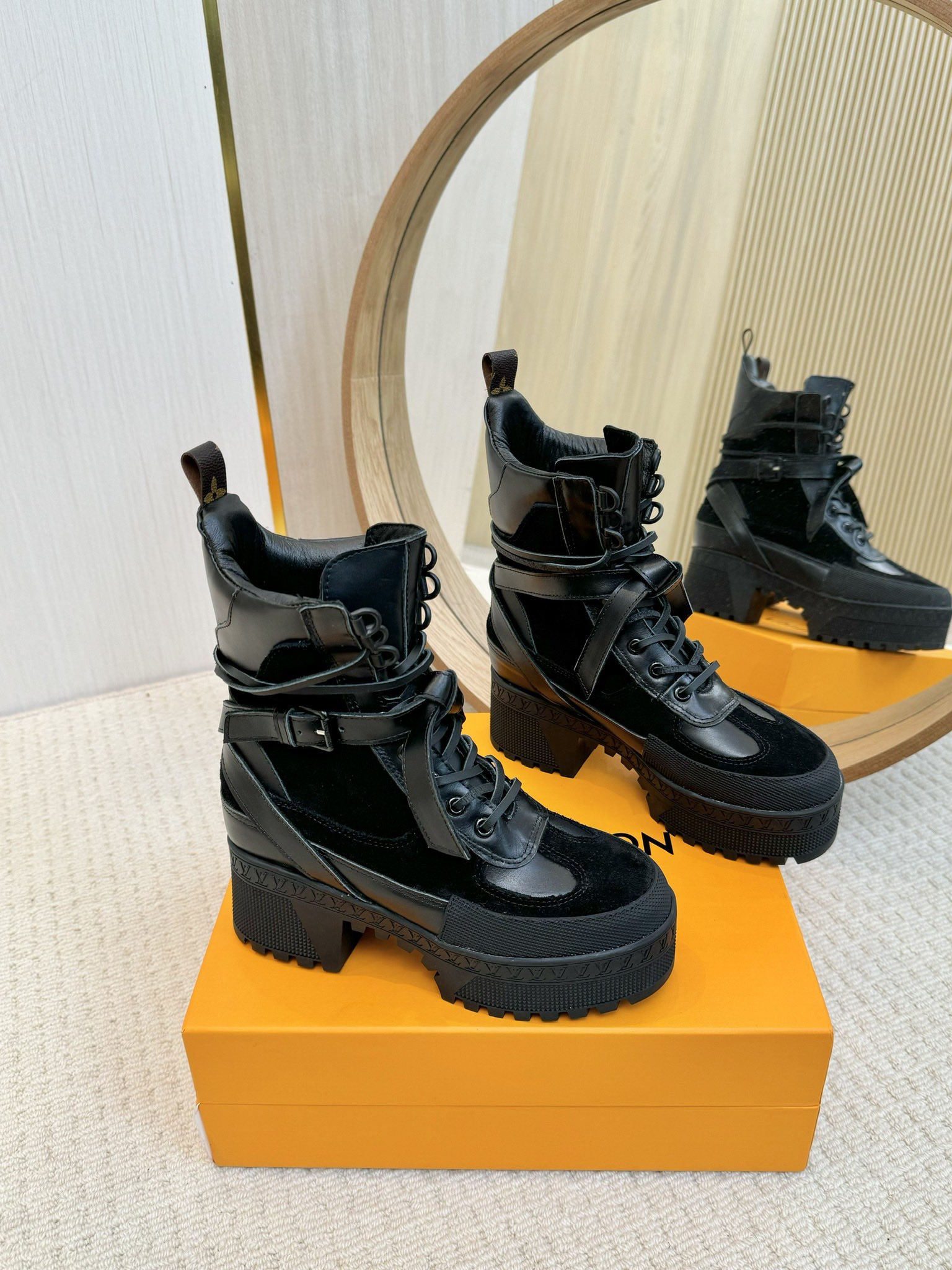 NO:408050,Louis Vuitton (Louis Vuitton) donkey-hitting model, the latest Chelsea Martin boots, the show appearance rate is very high. The new logo design really adds points. It is low-key and highlights the brand's charm. The boot-mouth design is very friendly to small thick legs. In addition to being easy to wear and slim, it is also very bold in color matching. If you wear black boots that are still worn, you might as well try this one. It's not too domineering on the feet. The upper is top layer cowhide + imported Niujing Size 35-42 (42 is not returned or exchanged), boots, louis vuitton, louis vuitton, louis vuitton, louis vuitton, louis vuitton, louis vuitton, boots, cowhide19860909路易威登（Louis Vuitton）驴家爆款 走秀主打款,最新切尔西马丁靴,秀场出镜率非常高.新的logo设计实在加分.低调又凸显品牌魅力,靴口设计对小粗腿非常友好.除了好穿,显瘦,在色彩搭配方面也非常大胆.穿腻了一成不变的黑色靴子,不妨试试这款,上脚简直不要太霸气 鞋面头层牛皮+进口牛京 码数 35一42（42不退换）,靴子,louis vuitton,louis vuitton,louis vuitton,louis vuitton,boots,cowhide,Women's Shoes