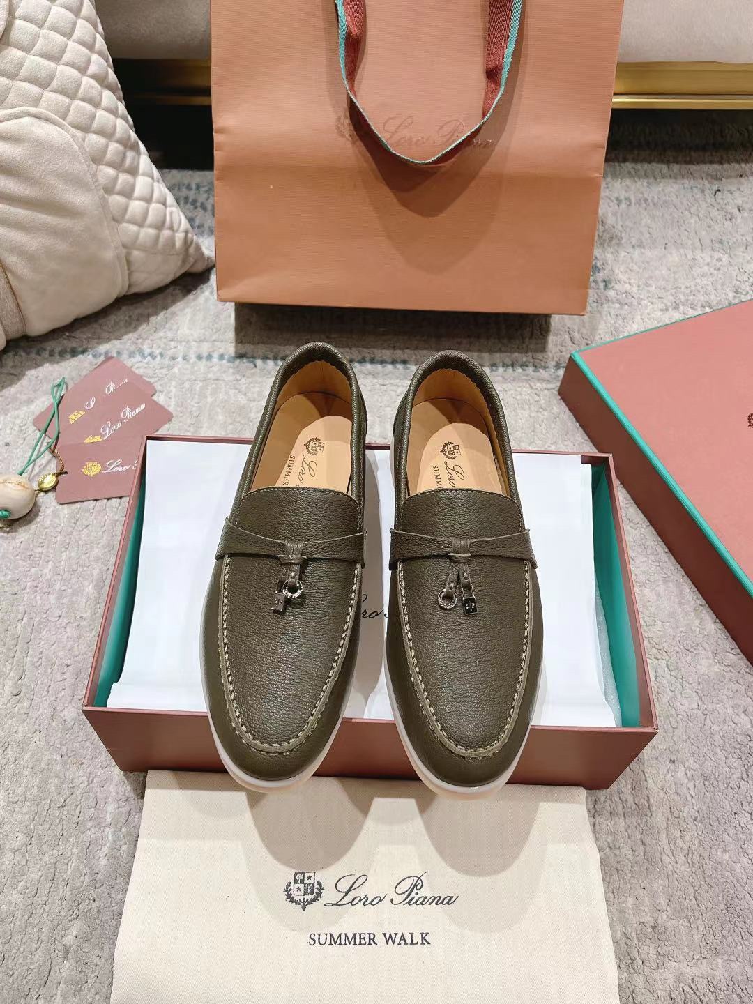 NO:165690,/【Leather surface】Updated version LP new product is available for sale Loro Piana (the same knitted loafers on the official website｜Made of Wish cowhide fabric｜Sewing upper is made of unique knitted fabric｜All-round one-to-one restoration of the counter process｜Inner is made of imported Italian water dyed beef, midsole is all full cowhide process｜Add original mold opening main color combination mold absorption process outsole｜Not ordinary bulky rubber sole on the market Size women’s 35-42 men’s 38-46 (four 41 customization, men’s 38.45.46 customization), loro piano, loro piano, loafers, cowhide19860909/【皮面】 升级版本 LP新品发售Loro Piana(官网同款针织乐福鞋｜采用 Wish 牛皮面料制作｜缝制鞋面采用独特针织面料制作工艺｜全方位一比一复原专柜工艺流程｜内里采用意大利进口水染牛里 中底都是全牛皮工艺流程｜加装原版开模主色组合吸模工艺大底｜绝非市面普通笨重胶底 Size女款35-42 男款38～46（女款41定制 男款38.45.46定制）,乐福鞋,loro piana,loro piana,loafers,cowhide,Women's Shoes