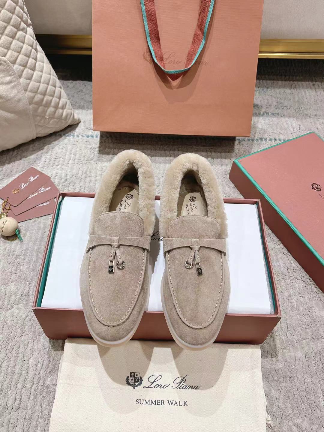 NO:165688,/(Single shoes are real wool) [Top version] Loro Piana open walk women's high-top boots━━━━ Italian treasure brand, a brand that matches Hermes!  Low-key and luxurious, you can only know how comfortable it is when you wear it yourself!  The styles are all worn by upper-class people who have status and want high quality in the world and keep a low profile, which is the legendary endorsement of what you pay for and what you pay for!  The ace loafers, only when you wear them, you will know that you can't let our feet down [smile] Size 35-39 for women (40.41.42 for custom-made non-return and exchange) Male 39-44 for men (38.45.46 for custom-made non-return and exchange), Loafers, hermes, loro piana, loafers, boots19860909/(单鞋真羊毛里）【顶级版本】 Loro Piana open walk女高帮靴━━━━意大利宝藏品牌,和爱马仕匹配的品牌！低调奢华,只有自己穿了才知道有多舒服！ 的款式都是世界上有身份且希望高品质 保持低调做派的上层人士穿着,也就是传说中的一分钱一分货、一分钱三分货的代言！ 的王牌乐福鞋,穿了才知道不能辜负我们的双脚[偷笑] 码数女35-39（40.41.42定制不退换） 男39-44（38.45.46定制不退换）,乐福鞋,hermes,loro piana,loafers,boots,Women's Shoes