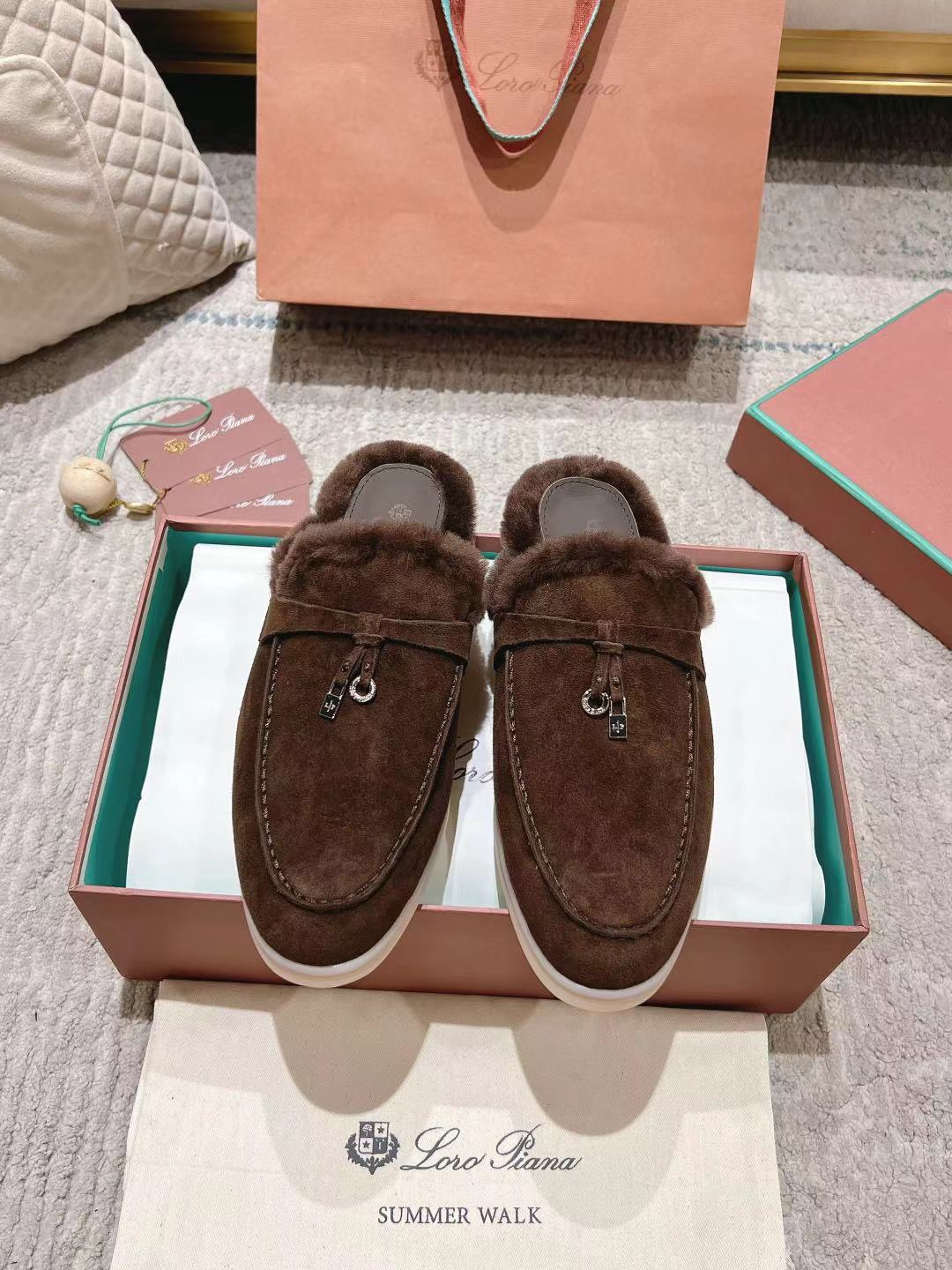 NO:630568,/ (Half drag with real wool lining) [Top version] Loro Piana open walk women's high boots━━━━Italian treasure brand, a brand that matches Hermès!  Low-key luxury, only when you wear it will you know how comfortable it is!  All the styles are worn by the upper class people in the world who have status and want to keep high quality and keep a low profile, which is the legendary endorsement of 'you get what you pay for' and 'you get what you pay for'!  The top brand loafers, only after wearing them do we know that they cannot live up to our feet [laughing] Sizes for women are 35-39 (customized at 40.41.42, non-refundable), men 39-44 (customized at 38.45.46, non-refundable), semi-slippers, hermes, loro piana, loafers, boots19860909/(半拖真羊毛里）【顶级版本】 Loro Piana open walk女高帮靴━━━━意大利宝藏品牌,和爱马仕匹配的品牌！低调奢华,只有自己穿了才知道有多舒服！ 的款式都是世界上有身份且希望高品质 保持低调做派的上层人士穿着,也就是传说中的一分钱一分货、一分钱三分货的代言！ 的王牌乐福鞋,穿了才知道不能辜负我们的双脚[偷笑] 码数女35-39（40.41.42定制不退换） 男39-44（38.45.46定制不退换）,半拖毛毛鞋,hermes,loro piana,loafers,boots,Women's Shoes