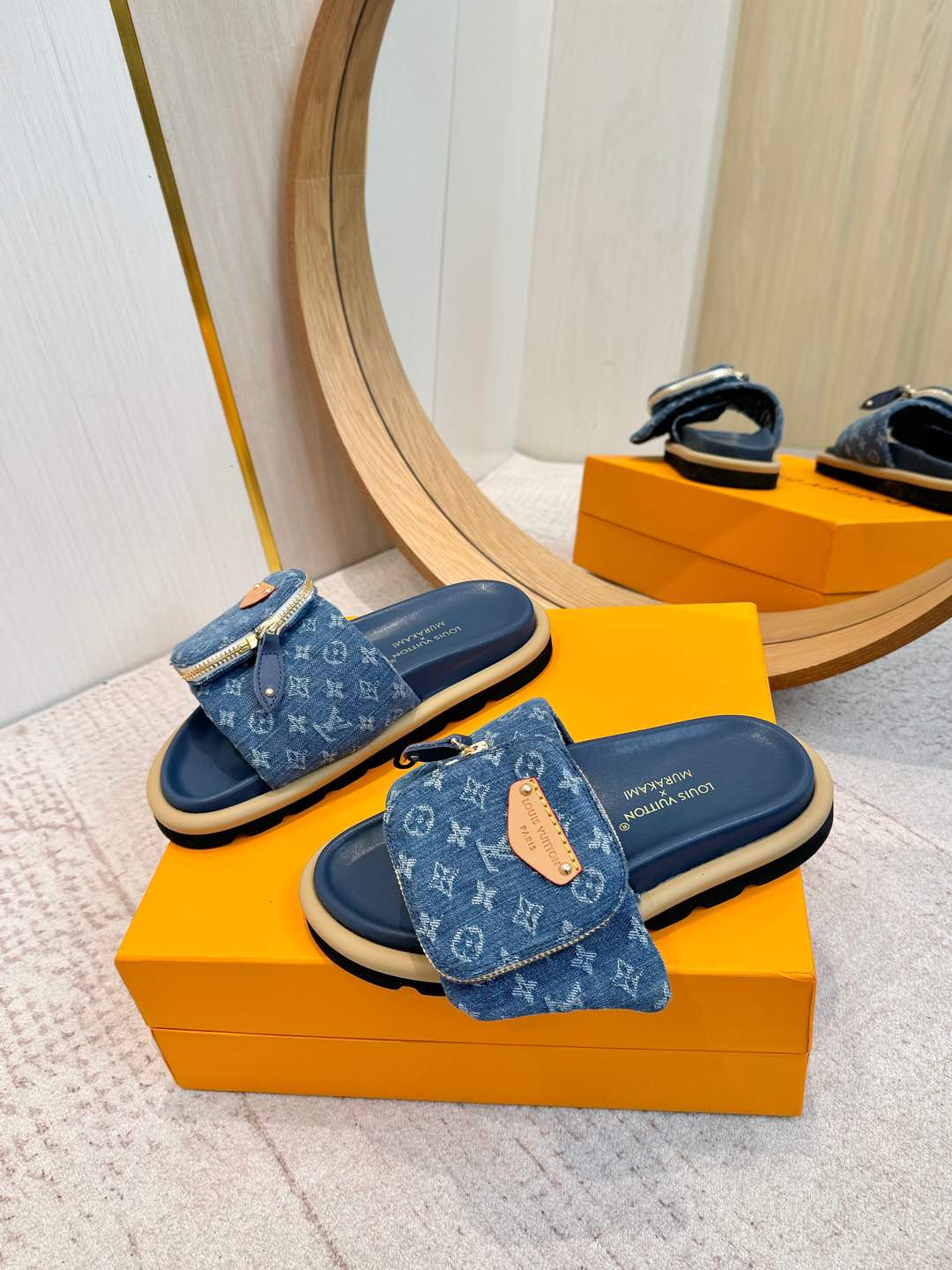 NO:236459,2025 hit embossed logo embossed sandals This pool pillow comfort flat sandals are made of technological fabric, which is reinterpreted with high-frequency imprinting technology. The soft padded upper is paired with adjustable Velcro, and the comfortable and tough insole adds harmonious color. Fabric: Original customized technology fabric, soft sheepskin inner sole original open molded rubber foam sole size: 35-46, slippers, slippers, sheepskin198609092025爆款 浮雕logo 压花 凉拖鞋 本款 pool pillow comfort 平底凉拖取材科技织物,以高频压印技术重绎 monogram 图案.柔软加垫鞋面搭配可调节魔术贴,舒适韧性鞋垫再添和谐色彩 面料: 原版定制科技织物 内里柔软羊皮里 鞋底原版开模橡胶发泡大底 size: 35-46,拖鞋,slippers,sheepskin,Women's Shoes