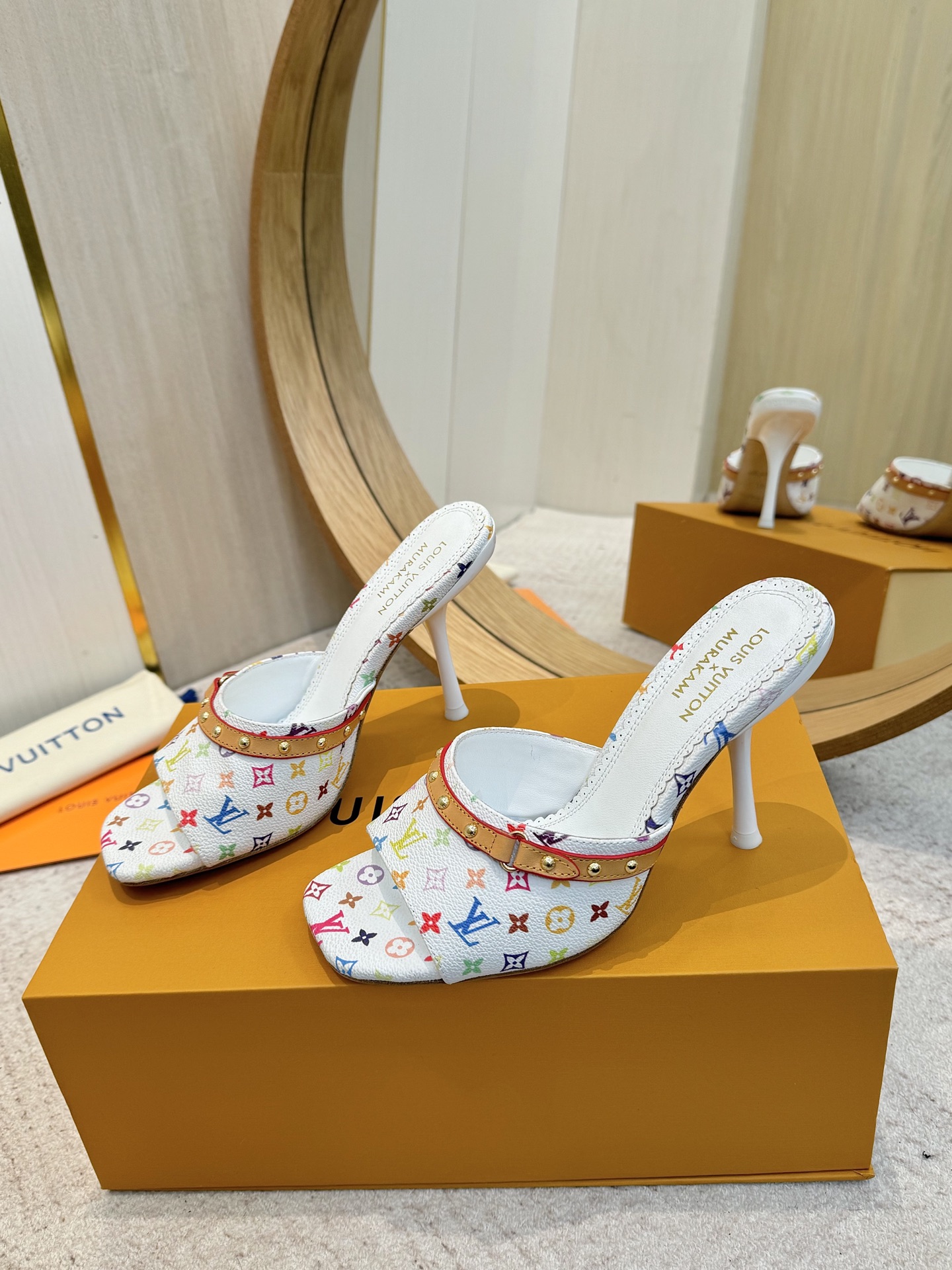 NO:236461,Purchase level [top version] LV Donkey House is so beautiful and rarely makes LV house items, but I really can't refuse these kittens!  The original version was purchased carefully and developed. The heels were customized with molds. The brown leather with presbyopia tannins is so outstanding!  The beautiful kitten heel is just right, high-end classic sexy and comfortable, full of the perfect score that summer shoes can give you, which seems like a must-have item!  Flat slippers/sandheels 5cm and 9cm/hollow sandals/ballet shoes 4 items, oil wax cowhide upper, original custom cowhide inner lining, outsole Italian leather outsole, size 35-41 (40.41 custom made without return or exchange), high heels slippers, louis vuitton, louis vuitton, louis vuitton, sandals, high heels, slippers, cowhide, Leather soles19860909代购级【顶级版】 LV 驴家 太好看了 很少做Lv家的单品 但是这双小猫跟我真的是没法拒绝啊！原版购入 用心开发 鞋跟都是开模定制 老花单宁色搭配的棕色皮质,也太出彩了！刚刚好的绝美小猫跟,高级经典性感舒适,拉满了夏日美鞋能给的满分似搭配必备单品！ 平底拖鞋/凉跟鞋5cm和9cm/中空凉鞋/芭蕾舞鞋4种单品 鞋面油蜡牛皮 内里原版定制牛皮 大底意大利真皮大底 码数35-41（40.41定制不退换),高跟鞋拖鞋,louis vuitton,louis vuitton,louis vuitton,sandals,high heels,slippers,cowhide,Leather soles,Women's Shoes